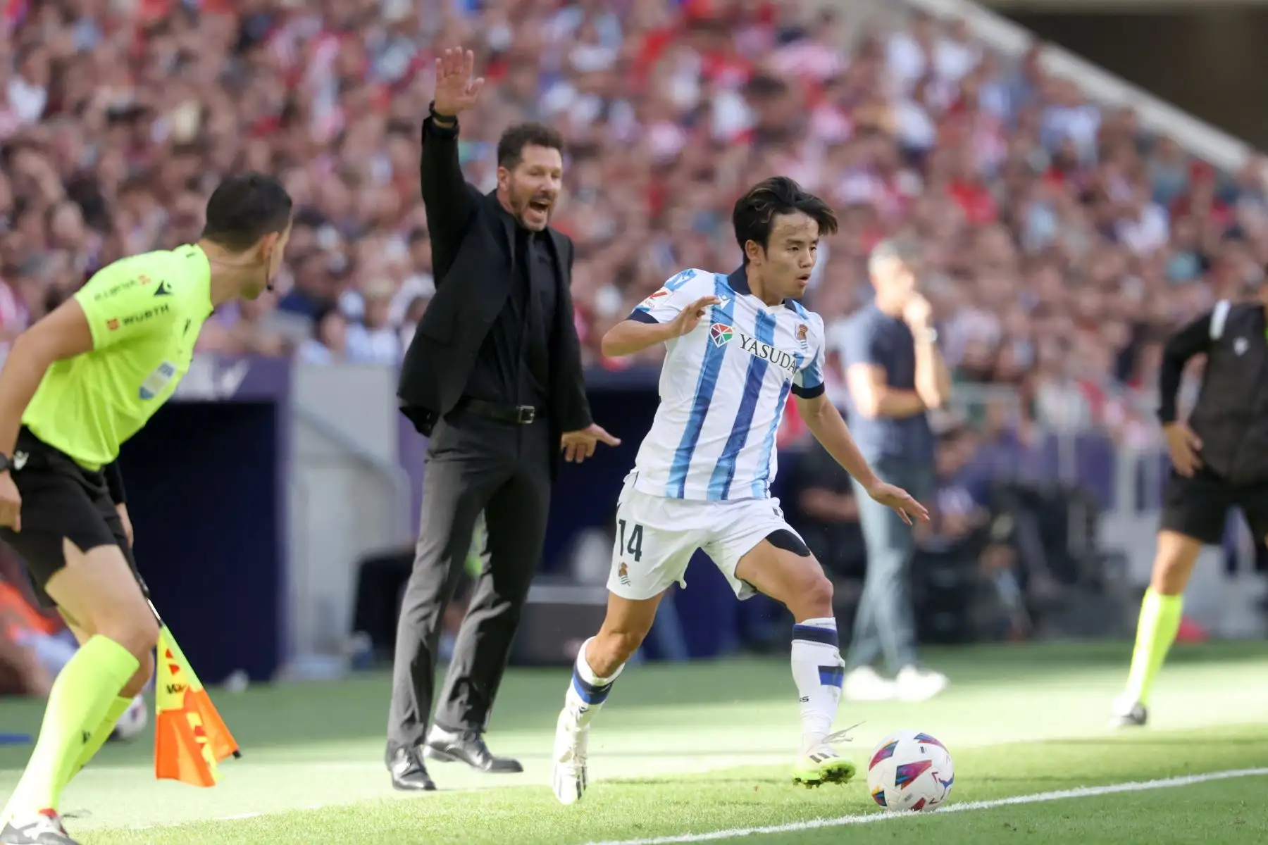 El entrenador argentino del Atlético de Madrid, Diego Simeone, hace un gesto al margen junto al delantero japonés de la Real Sociedad, Takefusa Kubo, durante el partido de fútbol de la liga española entre el Club Atlético de Madrid y la Real Sociedad en el estadio Wanda Metropolitano de Madrid .
Foto: AFP