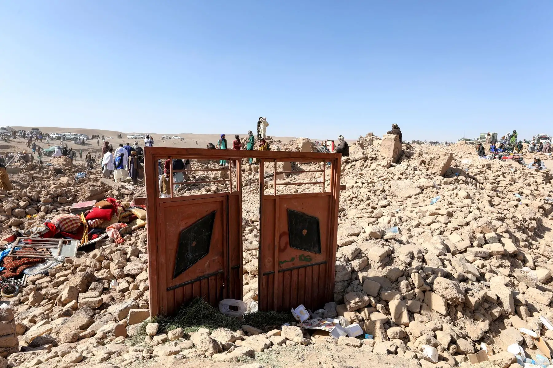 Residentes afganos limpian escombros mientras buscan los cuerpos de las víctimas entre los escombros de las casas dañadas después de los terremotos en la aldea de Siah Ab, distrito de Zendeh Jan de la provincia de Herat.
Foto: AFP