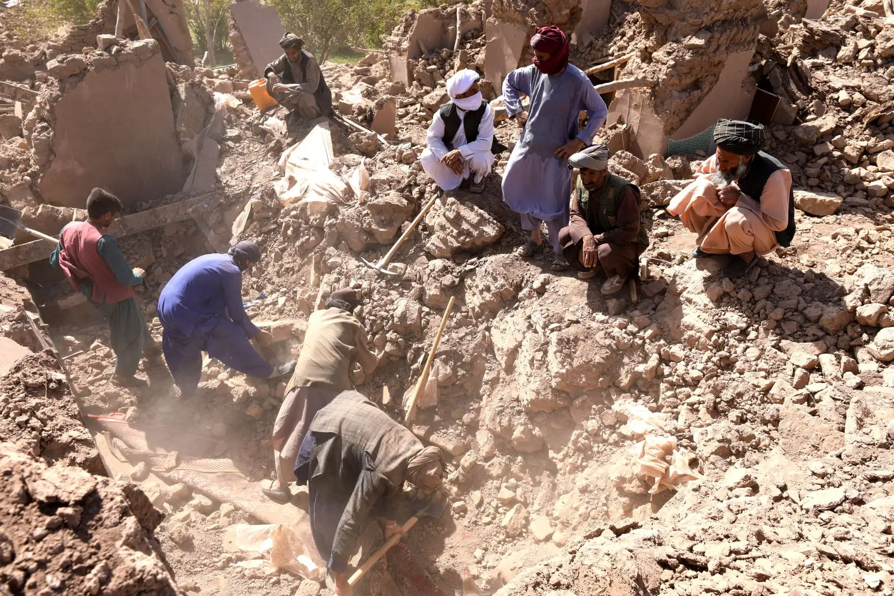 Los residentes afganos limpian los escombros mientras buscan los cuerpos de las víctimas entre los escombros de las casas dañadas después de los terremotos en la aldea de Kashkak, distrito de Zendeh Jan de la provincia de Herat.
Foto: AFP