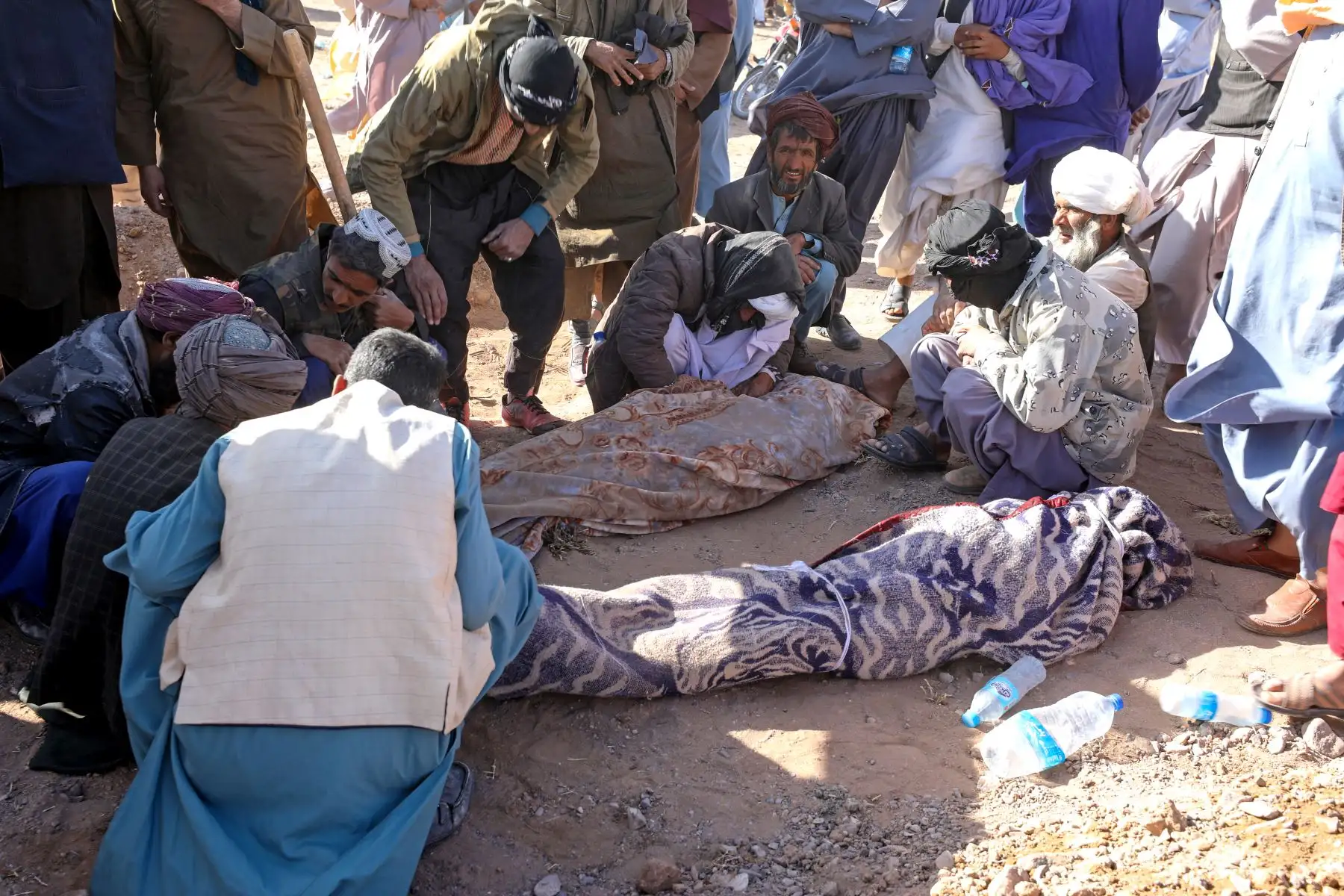 Los dolientes afganos se sientan junto a los cuerpos de sus familiares tras los terremotos en la aldea de Sarbuland, distrito de Zendeh Jan de la provincia de Herat.
Foto: AFP