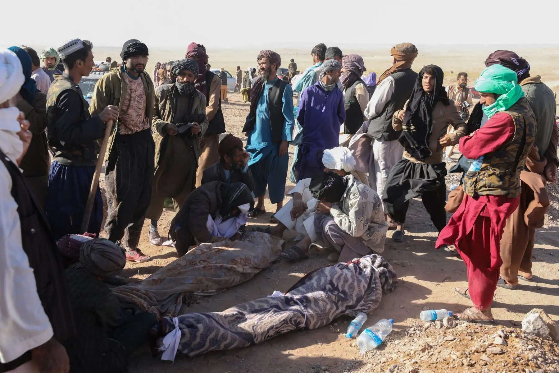 Los dolientes afganos se sientan junto a los cuerpos de sus familiares tras los terremotos en la aldea de Sarbuland, distrito de Zendeh Jan de la provincia de Herat.
Foto: AFP