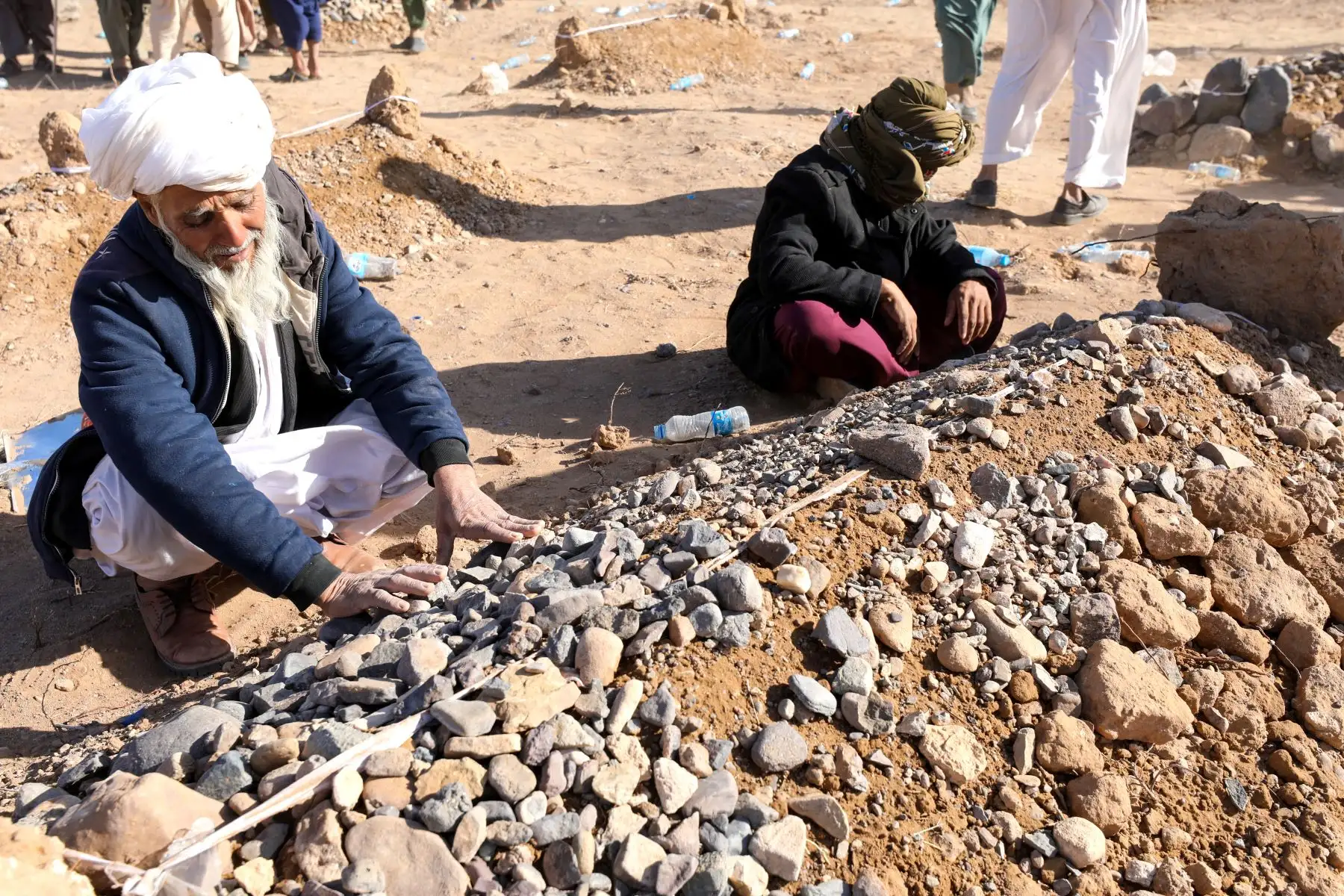 Los dolientes afganos se sientan junto a una tumba después de las oraciones fúnebres por el cuerpo de su familiar tras los terremotos en la aldea de Sarbuland, distrito de Zendeh Jan de la provincia de Herat.
Foto: AFP