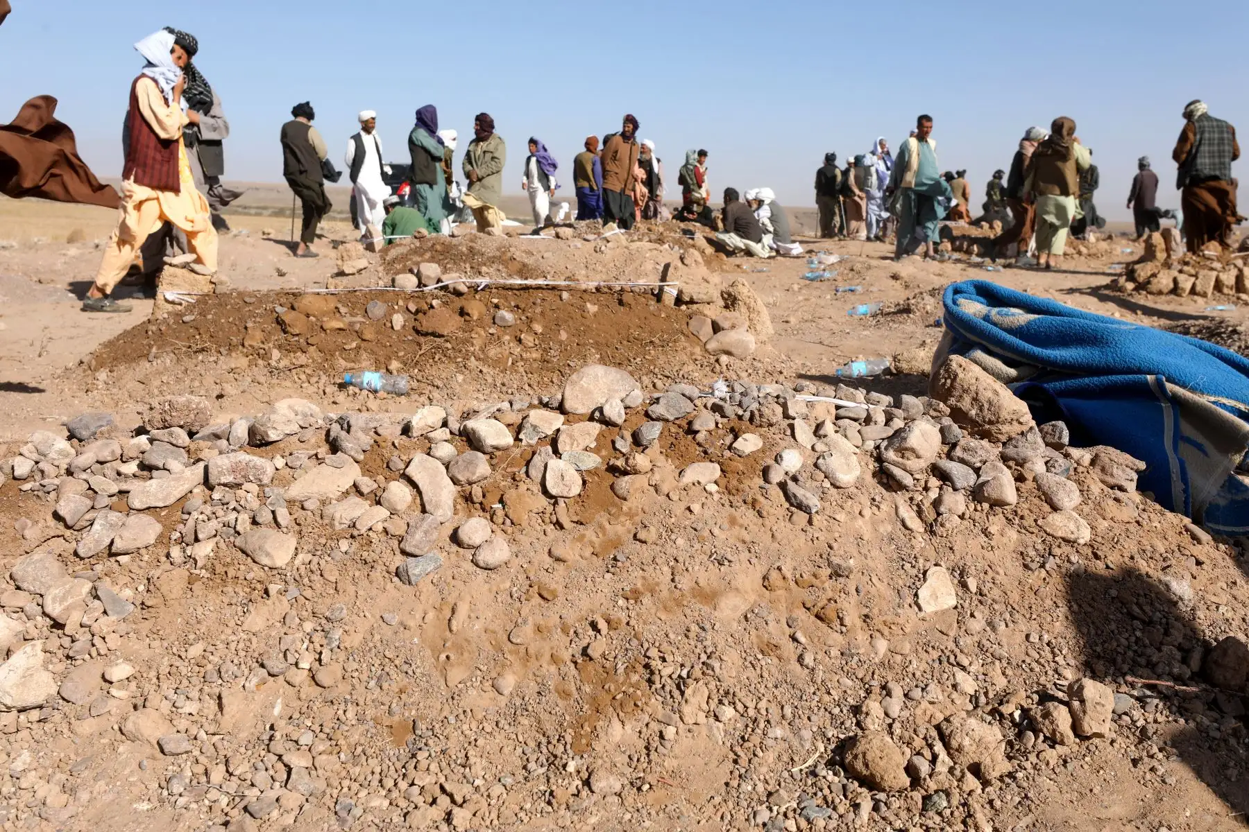 Los dolientes afganos se encuentran cerca de las tumbas después de las oraciones fúnebres de los cuerpos de sus familiares tras los terremotos en la aldea de Siah Ab, distrito de Zendeh Jan de la provincia de Herat.
Foto: AFP