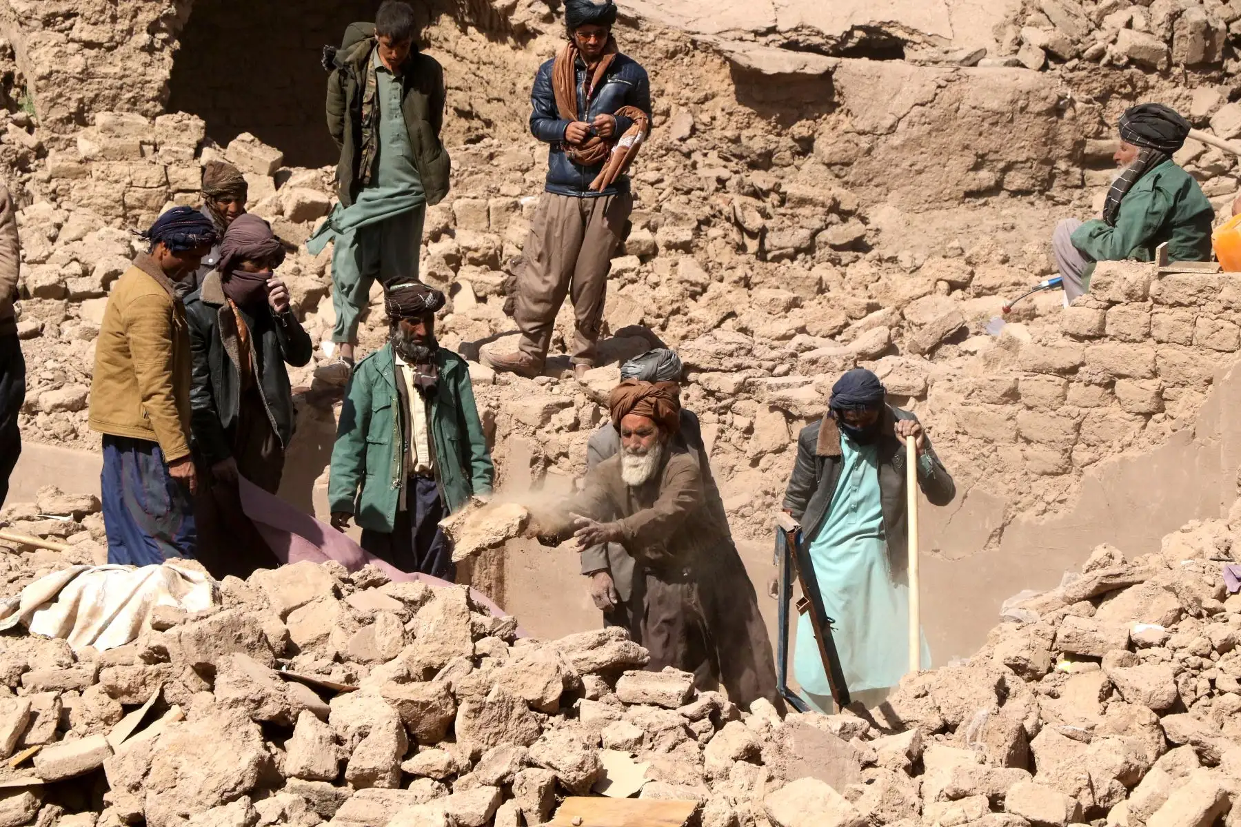 Los residentes afganos limpian los escombros mientras buscan los cuerpos de las víctimas entre los escombros de las casas dañadas después de los terremotos en la aldea de Kashkak, distrito de Zendeh Jan de la provincia de Herat.
Foto: AFP