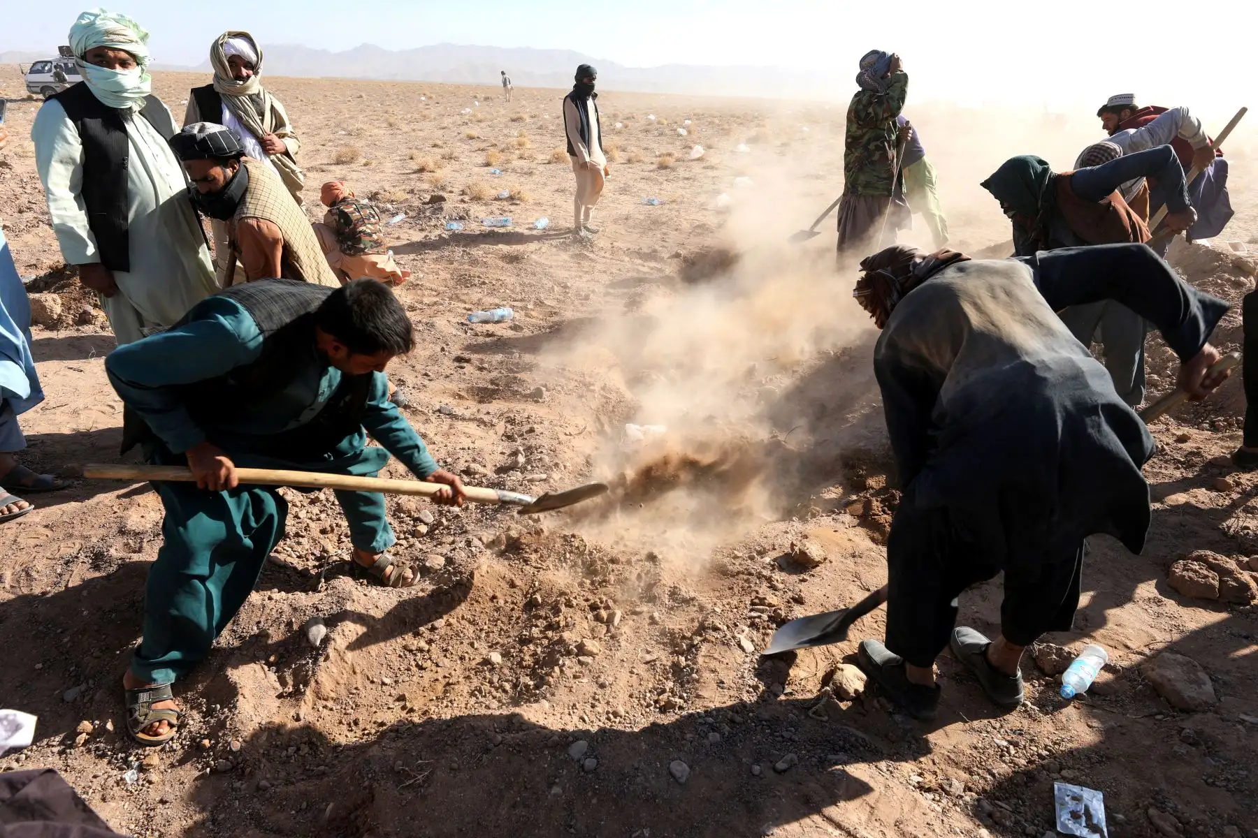 Los dolientes afganos cubren una tumba con tierra después de las oraciones fúnebres de los cuerpos de las víctimas de los terremotos en la aldea de Kashkak, distrito de Zendeh Jan de la provincia de Herat.
Foto: AFP