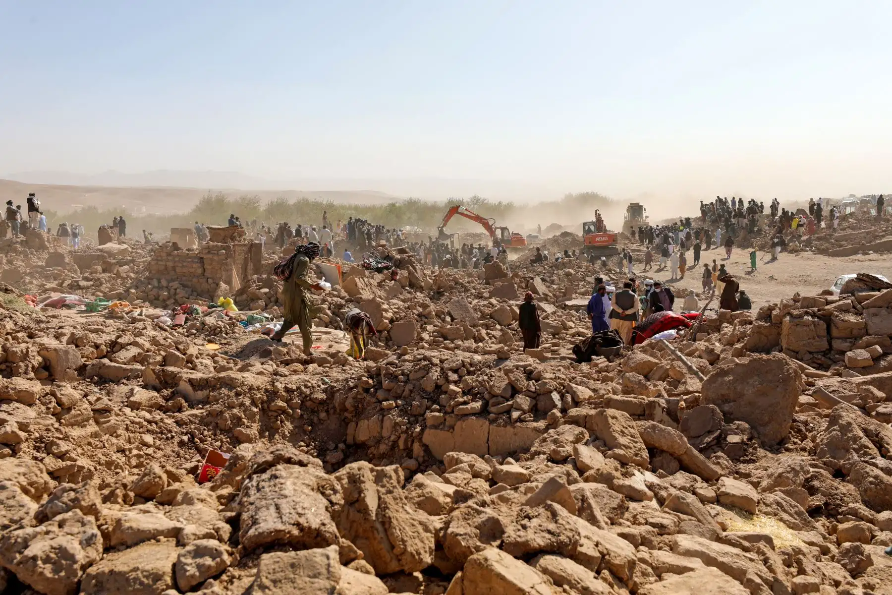 Residentes afganos limpian escombros mientras buscan los cuerpos de las víctimas entre los escombros de las casas dañadas después de los terremotos en la aldea de Siah Ab, distrito de Zendeh Jan de la provincia de Herat.
Foto: AFP