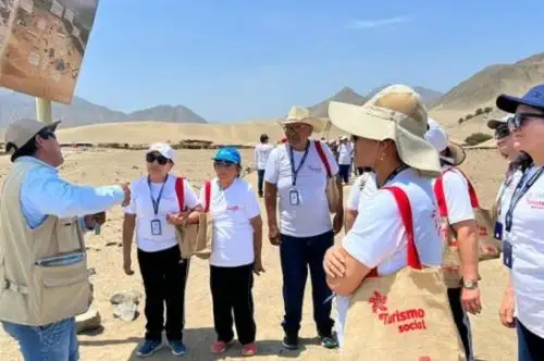 Adultos mayores de EsSalud de Huacho, conocieron la milenaria ciudad de Caral, en el marco del programa de Turismo Social del Mincetur.  Foto: Cortesía.