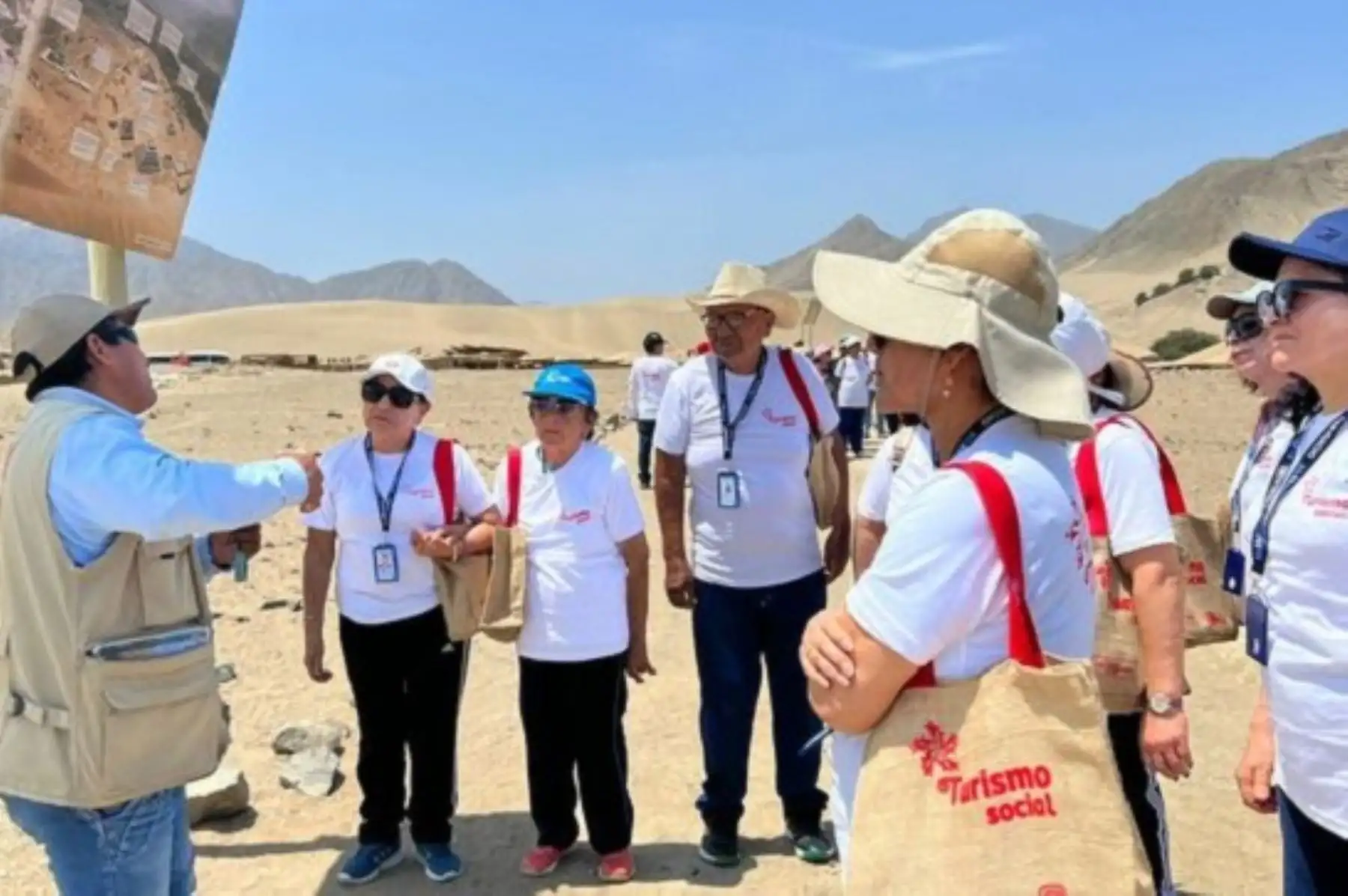 Adultos mayores de EsSalud de Huacho, conocieron la milenaria ciudad de Caral, en el marco del programa de Turismo Social del Mincetur.  Foto: Cortesía.