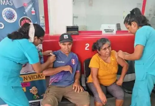Durante la jornada “Pagatón” de Pensión 65, que tuvo como lanzamiento la región de Tumbes, el Ministerio de Salud desplegó más de 10 brigadas de vacunación para inmunizar contra la covid-19, influenza y neumococo a más de 600 adultos mayores pertenecientes a los distritos de San Jacinto, Corrales, San Juan de la Virgen y La Cruz.
