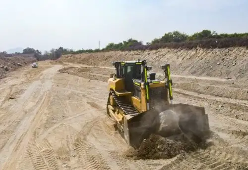 La Autoridad para la Reconstrucción con Cambios (ARCC) continúa a buen ritmo con la limpieza y encauzamiento de la quebrada Cansas, en el distrito de La Tinguiña, provincia de Ica, como parte de las actividades de corto plazo para 
reducir los efectos del fenómeno El Niño Global 2023-2024.