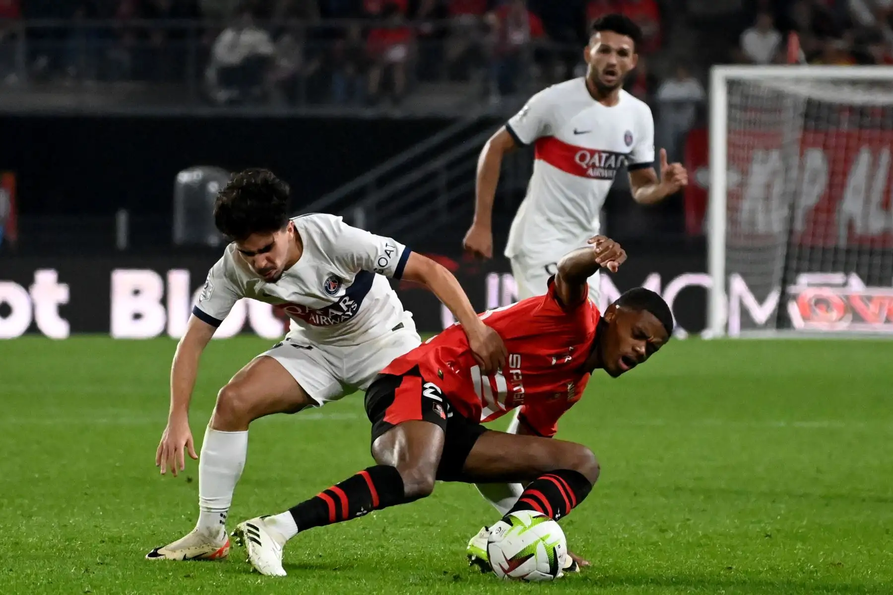 El centrocampista portugués del Paris Saint-Germain #17 Vitinha (L) compite con el centrocampista francés del Rennes #23 Warmed Omari (R) durante el partido de fútbol francés L1 entre Rennes y Paris Saint-Germain (PSG) en el parque Roazhon en Rennes, oeste de Francia , el 8 de octubre de 2023.Foto: AFP