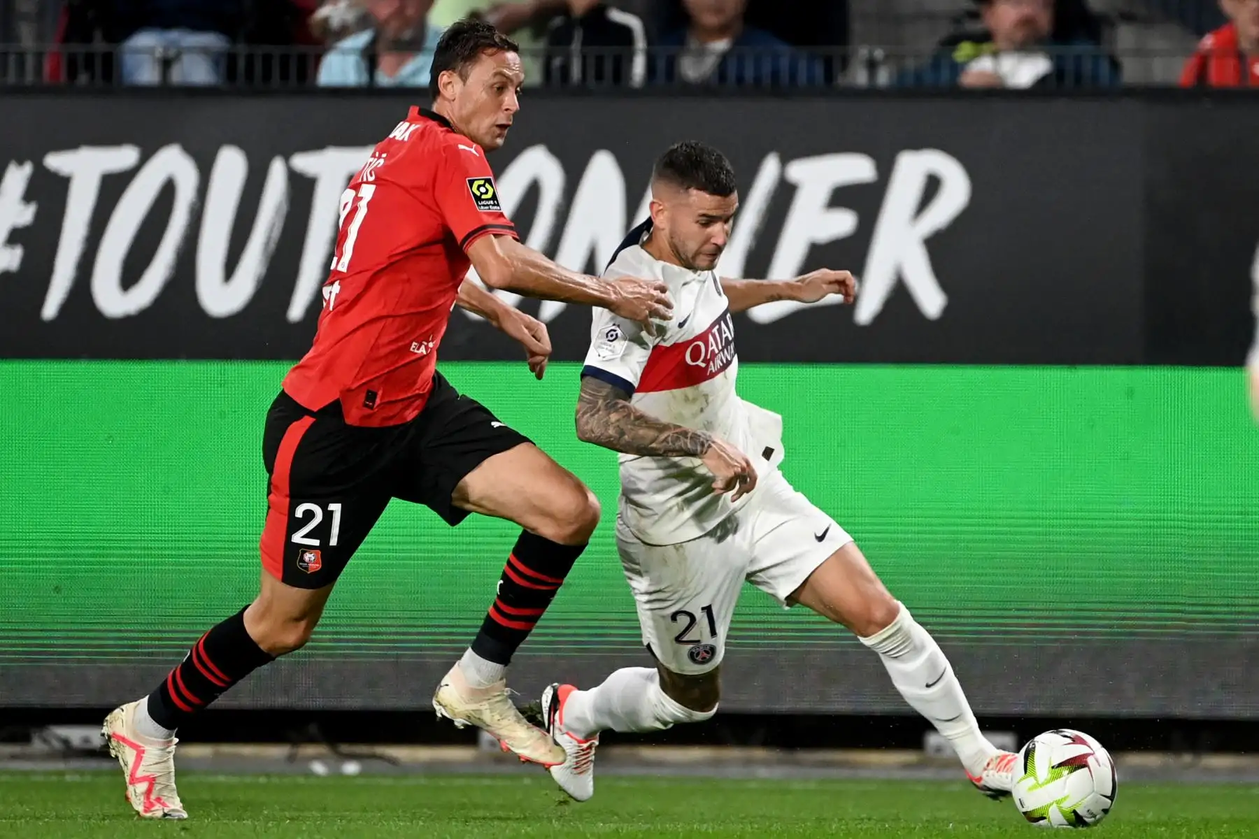 El defensor francés del Paris Saint-Germain #21 Lucas Hernandez (R) compite con el centrocampista serbio del Rennes #21 Nemanja Matic (L) durante el partido de fútbol francés L1 entre Rennes y Paris Saint-Germain (PSG) en el parque Roazhon en Rennes, oeste Francia, el 8 de octubre de 2023.
Foto: AFP