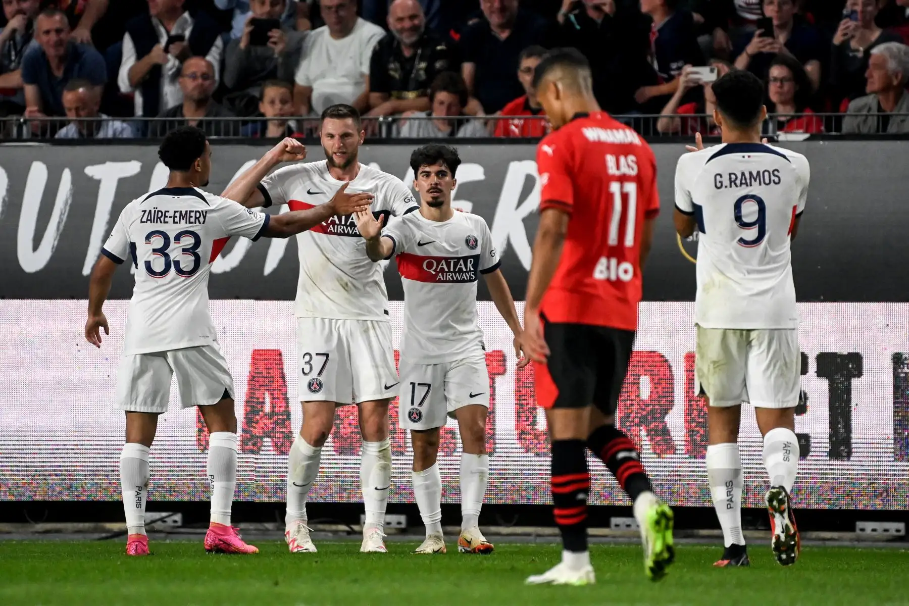 El centrocampista portugués del Paris Saint-Germain #17 Vitinha (C) celebra después de marcar un gol con el centrocampista francés del Paris Saint-Germain #33 Warren Zaire-Emery (L), el defensor eslovaco del Paris Saint-Germain #37 Milan Skriniar (2do L) y Paris El delantero portugués de Saint-Germain #09 Goncalo Ramos (R) como el centrocampista francés de Rennes #11 Ludovic Blas (2do R) camina durante el partido de fútbol francés L1 entre Rennes y Paris Saint-Germain (PSG) en el parque Roazhon en Rennes. o
