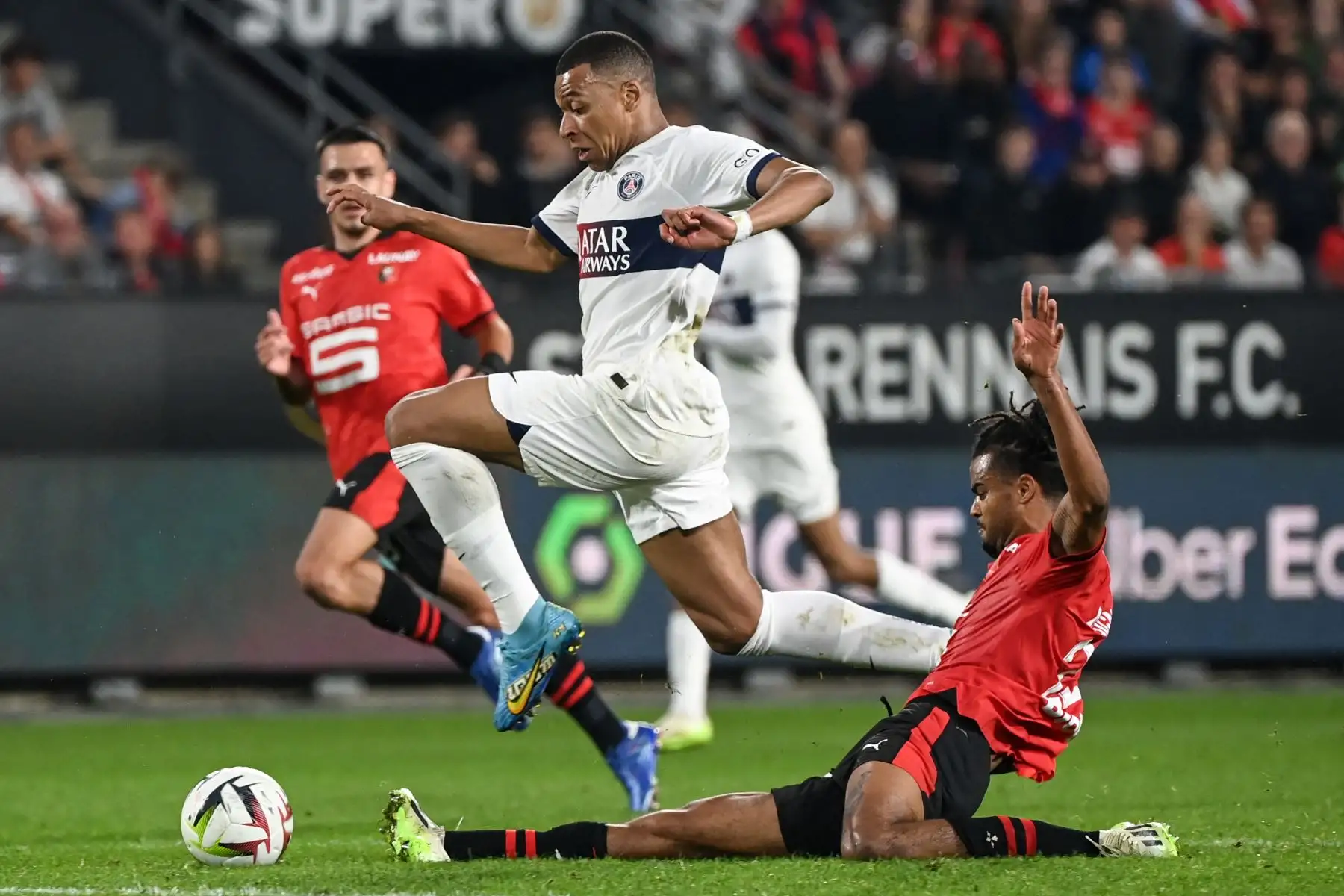 El defensor francés de Rennes #22 Lorenz Assignon (R) intenta enfrentarse al delantero francés del Paris Saint-Germain #07 Kylian Mbappe (L) durante el partido de fútbol francés L1 entre Rennes y Paris Saint-Germain (PSG) en el parque Roazhon de Rennes. oeste de Francia, el 8 de octubre de 2023.
Foto: AFP