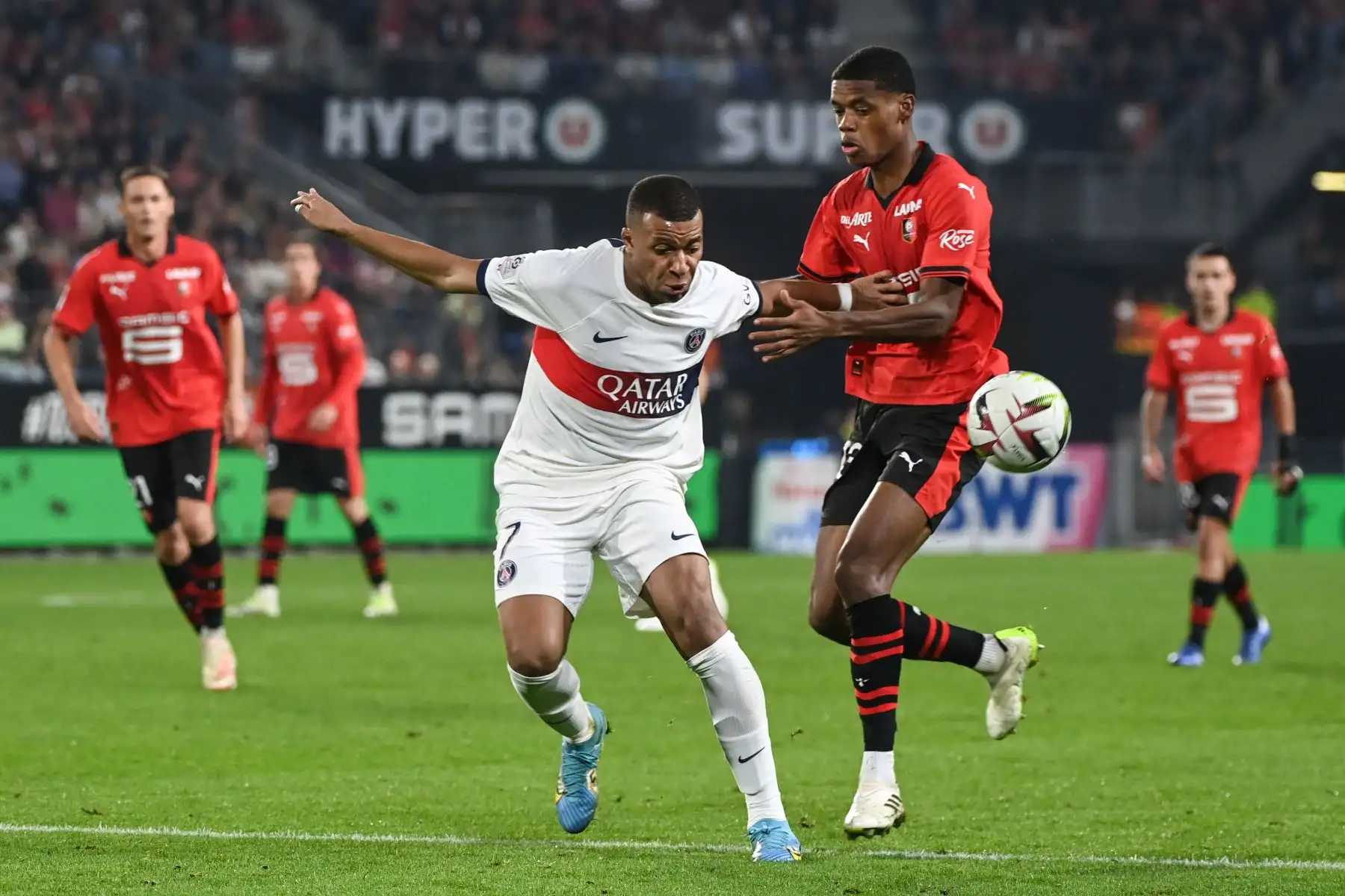 El delantero francés del Paris Saint-Germain #07 Kylian Mbappe (L) compite con el centrocampista francés del Rennes #23 Warmed Omari (R) durante el partido de fútbol francés L1 entre Rennes y Paris Saint-Germain (PSG) en el parque Roazhon en Rennes, oeste Francia, el 8 de octubre de 2023.
Foto: AFP