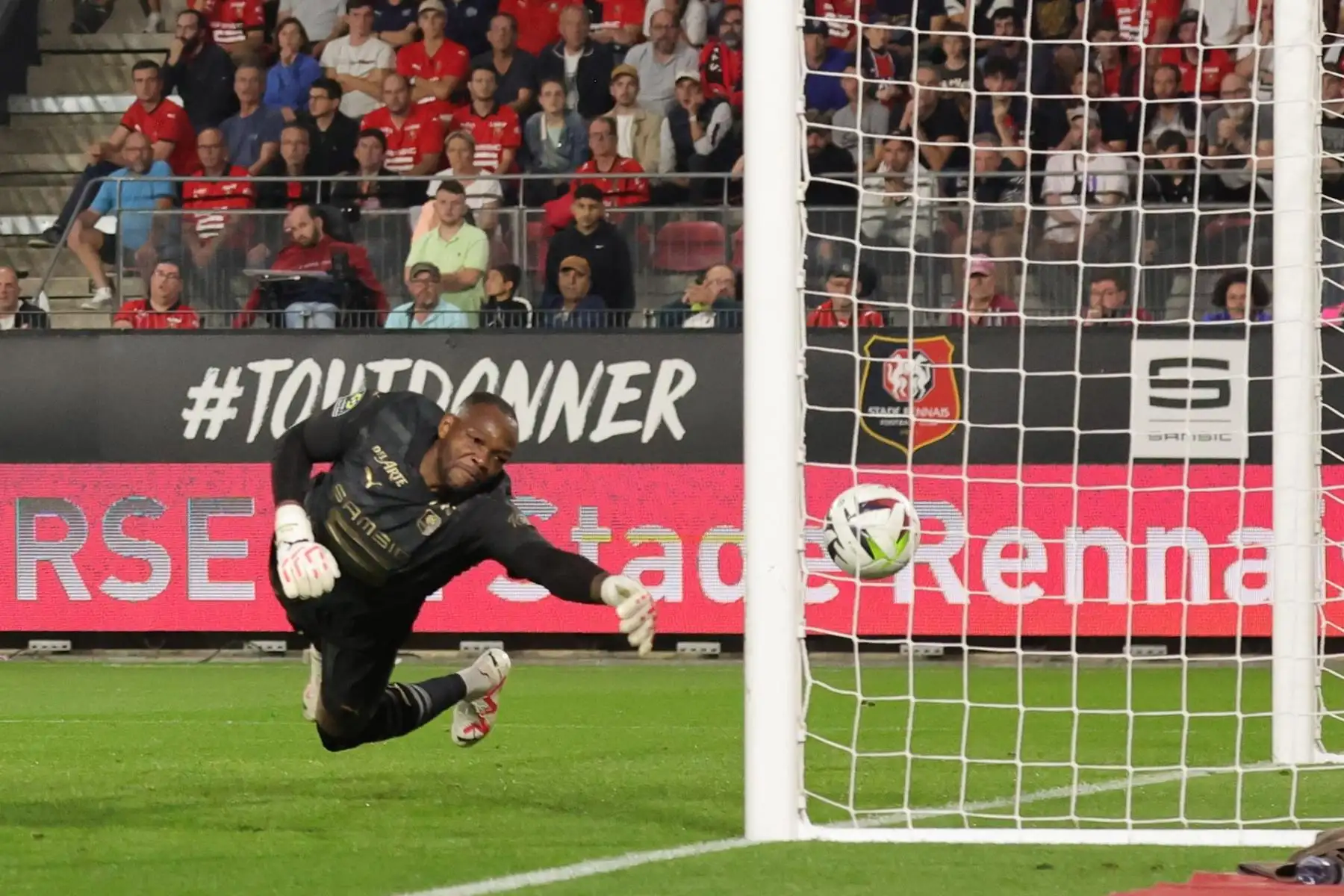 El portero de Rennes, Steve Mandanda, en acción durante el partido de fútbol de la Liga 1 francesa entre el Stade Rennais y el PSG en el estadio Roazhon Park de Rennes, Francia, el 8 de octubre de 2023. Foto: EFE