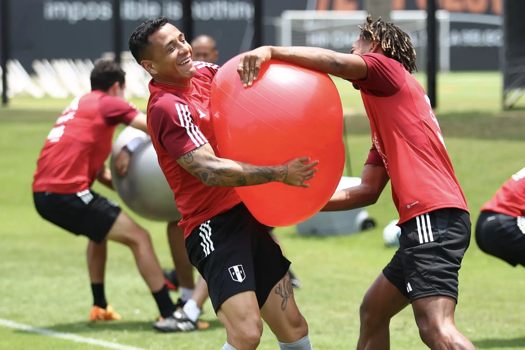 Selección Peruana realiza entrenamientos  con miras a afrontar a Chile, por la fecha tres  de las Eliminatorias al Mundial 2026.
Foto: FPF