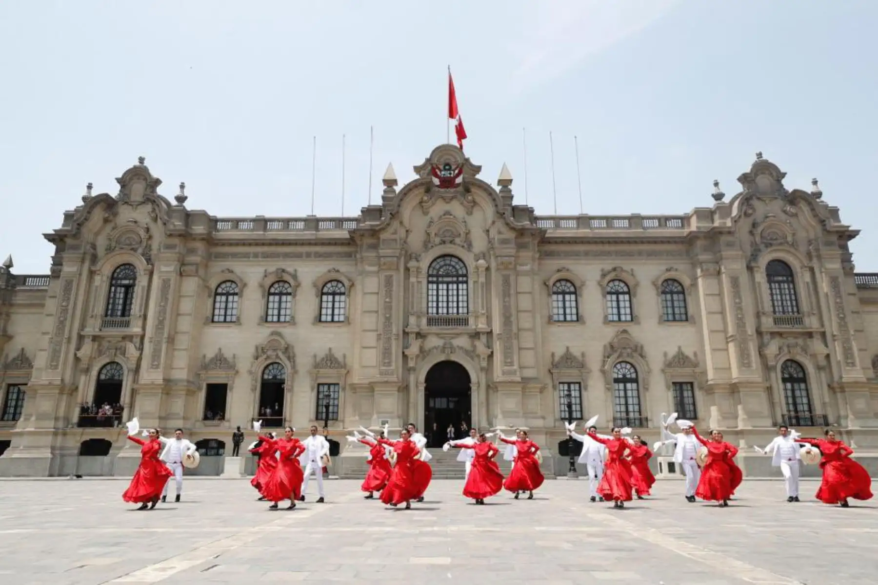 Esta actividad, que formó parte de las celebraciones por la conmemoración de esta danza tradicional del Perú, declarada Patrimonio Cultural de la Nación desde 1986, pudo ser apreciada por turistas nacionales y extranjeros, que llegaron a la Plaza Mayor de Lima.
Foto: MINCUL