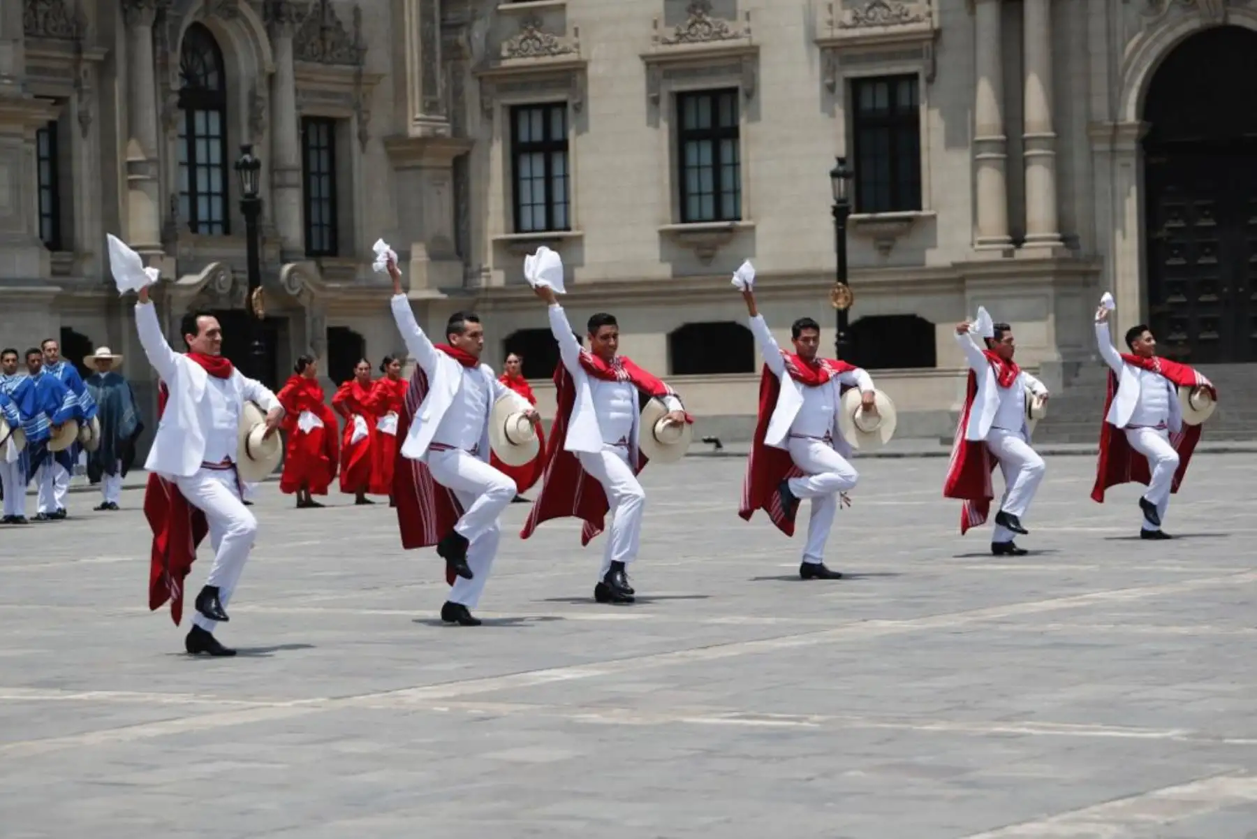 Esta actividad, que formó parte de las celebraciones por la conmemoración de esta danza tradicional del Perú, declarada Patrimonio Cultural de la Nación desde 1986, pudo ser apreciada por turistas nacionales y extranjeros, que llegaron a la Plaza Mayor de Lima.
Foto: MINCUL