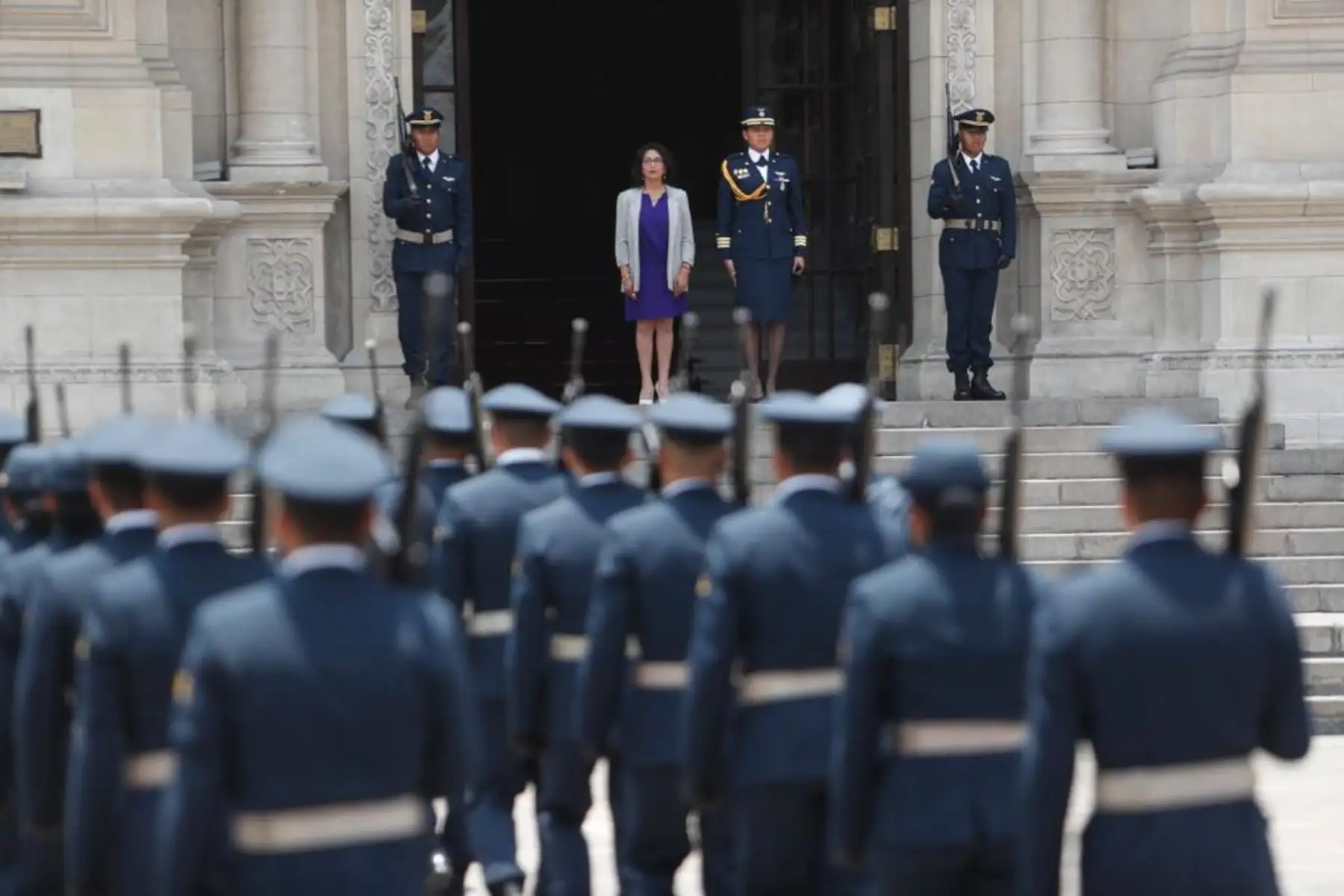 La ministra de Cultura, Leslie Urteaga, participó en el cambio de guardia de Palacio de Gobierno, donde el Ballet Folclórico Nacional celebró el día de la marinera, que pudo ser apreciada por turistas nacionales y extranjeros que llegaron a la Plaza Mayor de Lima.
Foto: ANDINA/Difusión