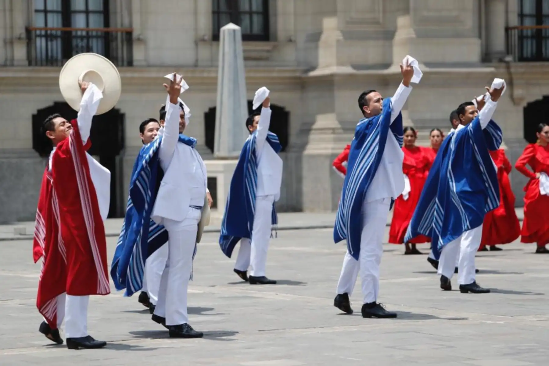 En el marco del cambio de guardia del Regimiento de Caballería "Mariscal Domingo Nieto", visitantes se deleitaron con los elegantes movimientos de la marinera norteña.
Foto: MINCUL