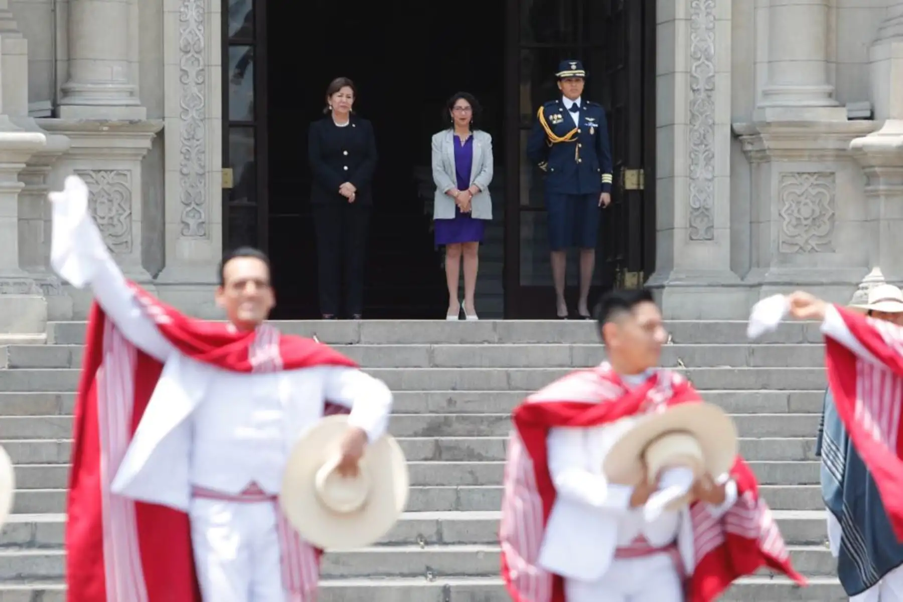 La ministra de Cultura, Leslie Urteaga, participó en el cambio de guardia de Palacio de Gobierno, donde el Ballet Folclórico Nacional celebró el día de la marinera, que pudo ser apreciada por turistas nacionales y extranjeros que llegaron a la Plaza Mayor de Lima.
Foto: ANDINA/Difusión