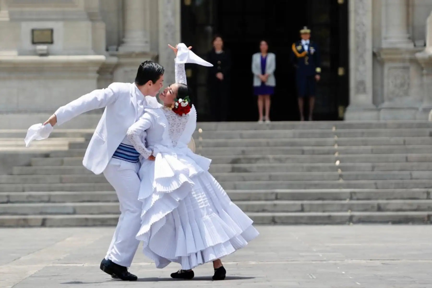 En el marco del cambio de guardia del Regimiento de Caballería "Mariscal Domingo Nieto", visitantes se deleitaron con los elegantes movimientos de la marinera norteña.
Foto: MINCUL