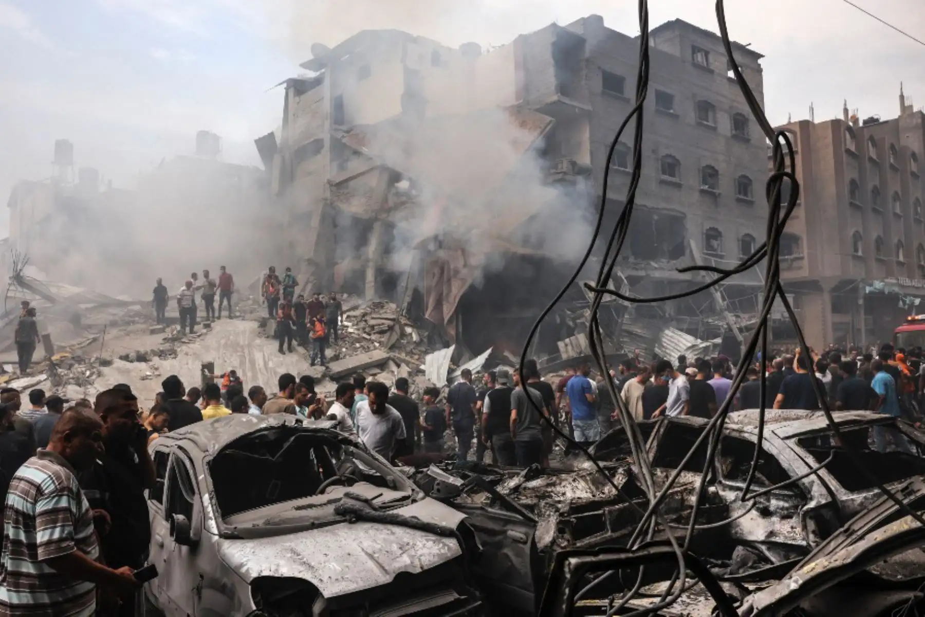Israel atacó implacablemente la Franja de Gaza la madrugada del lunes mientras se libraban combates con Hamás en la Franja de Gaza y el número de muertos por la guerra contra los militantes palestinos superaba los 1.100. Foto: AFP