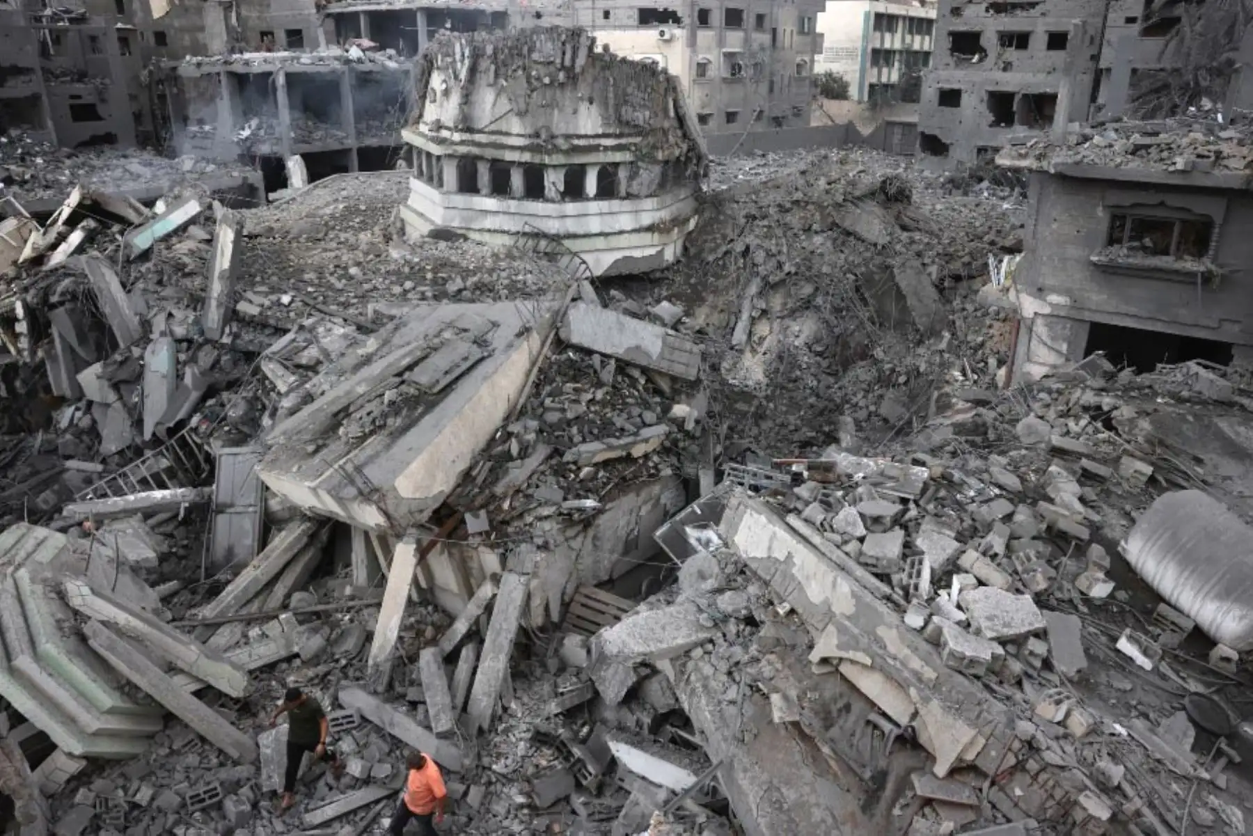 Palestinos inspeccionan la destrucción alrededor de la mezquita Ahmed Yassin, que fue arrasada por ataques aéreos israelíes, en la ciudad de Gaza. Foto: AFP