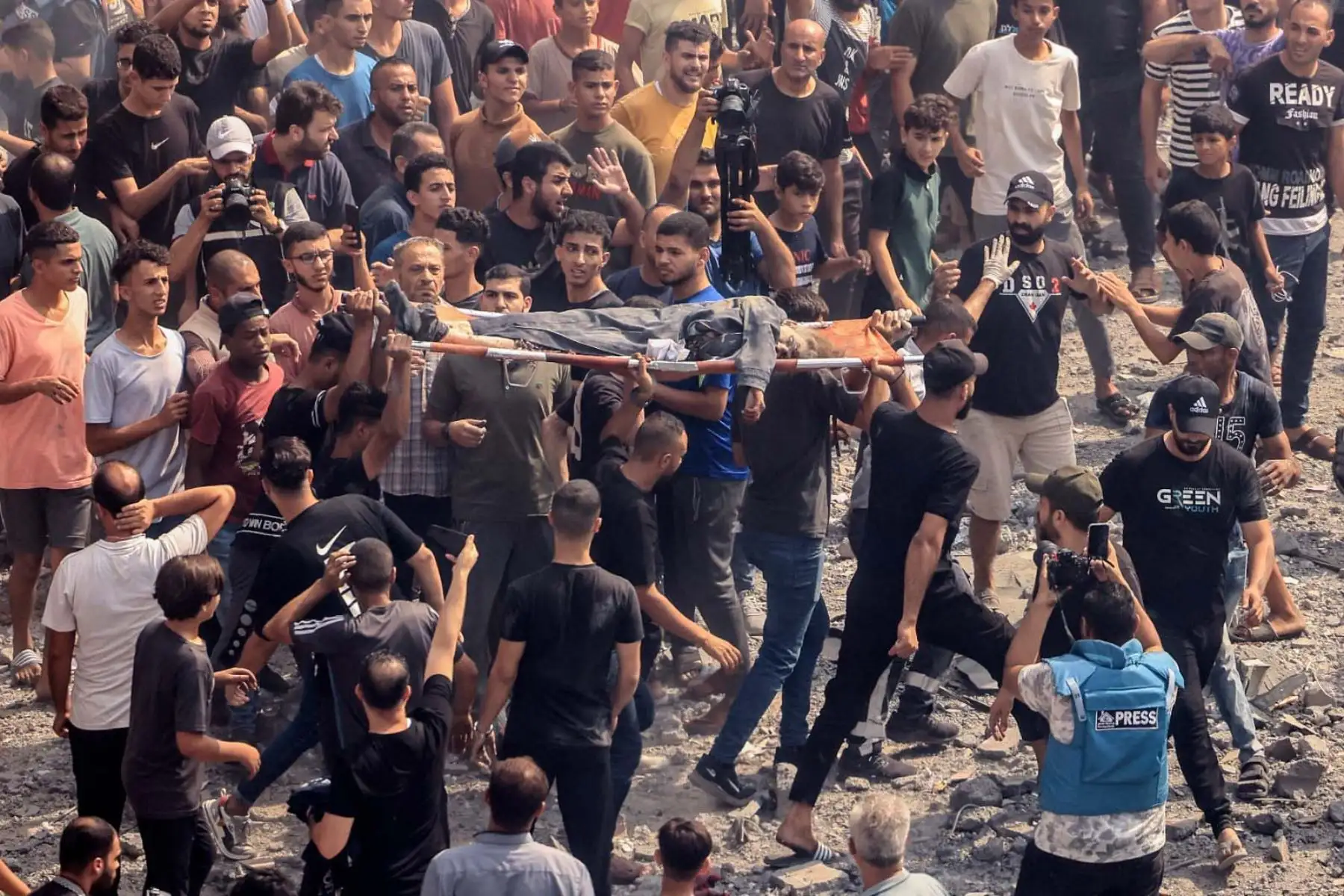 El ejército israelí dijo que atacó más de 500 objetivos en la bloqueada Franja de Gaza en enfrentamientos nocturnos, mientras que los combates persistieron en siete u ocho lugares dentro de Israel alrededor del enclave. Foto: AFP