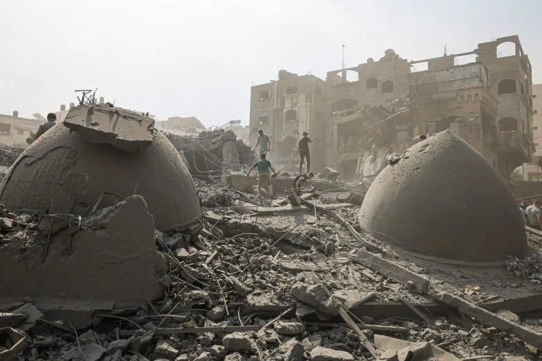 Palestinos inspeccionan la destrucción alrededor de la mezquita Ahmed Yassin, que fue arrasada por ataques aéreos israelíes, en la ciudad de Gaza. Foto: AFP