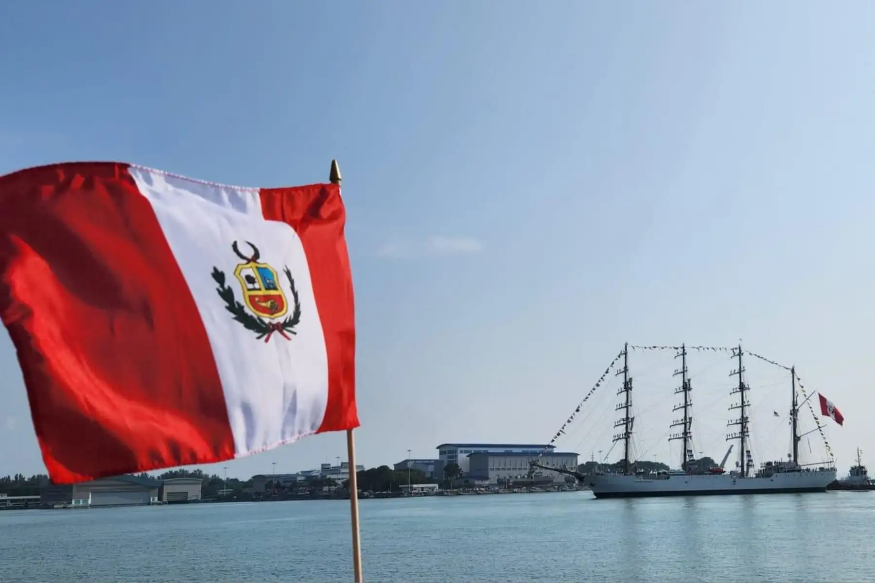 Con gran emoción y entonando el Himno Nacional del Perú la comunidad peruana y pobladores de Singapur recibieron al Buque Escuela a Vela B.A.P. “Unión”, que arribó el 9 de octubre a la Base Naval de Changui, en Singapur. Foto: difusión