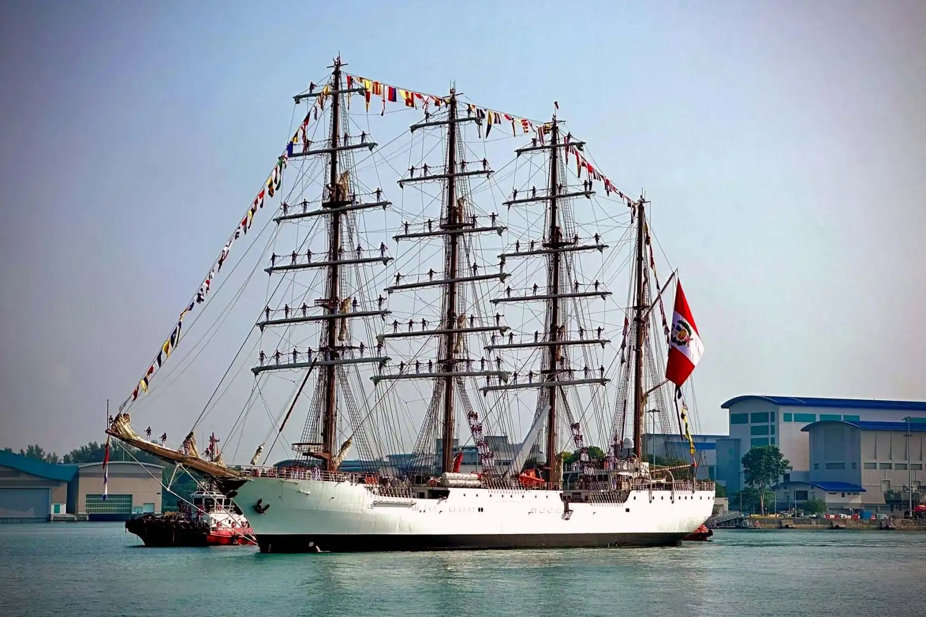 Con gran emoción y entonando el Himno Nacional del Perú la comunidad peruana y pobladores de Singapur recibieron al Buque Escuela a Vela B.A.P. “Unión”, que arribó el 9 de octubre a la Base Naval de Changui, en Singapur. Foto: difusión