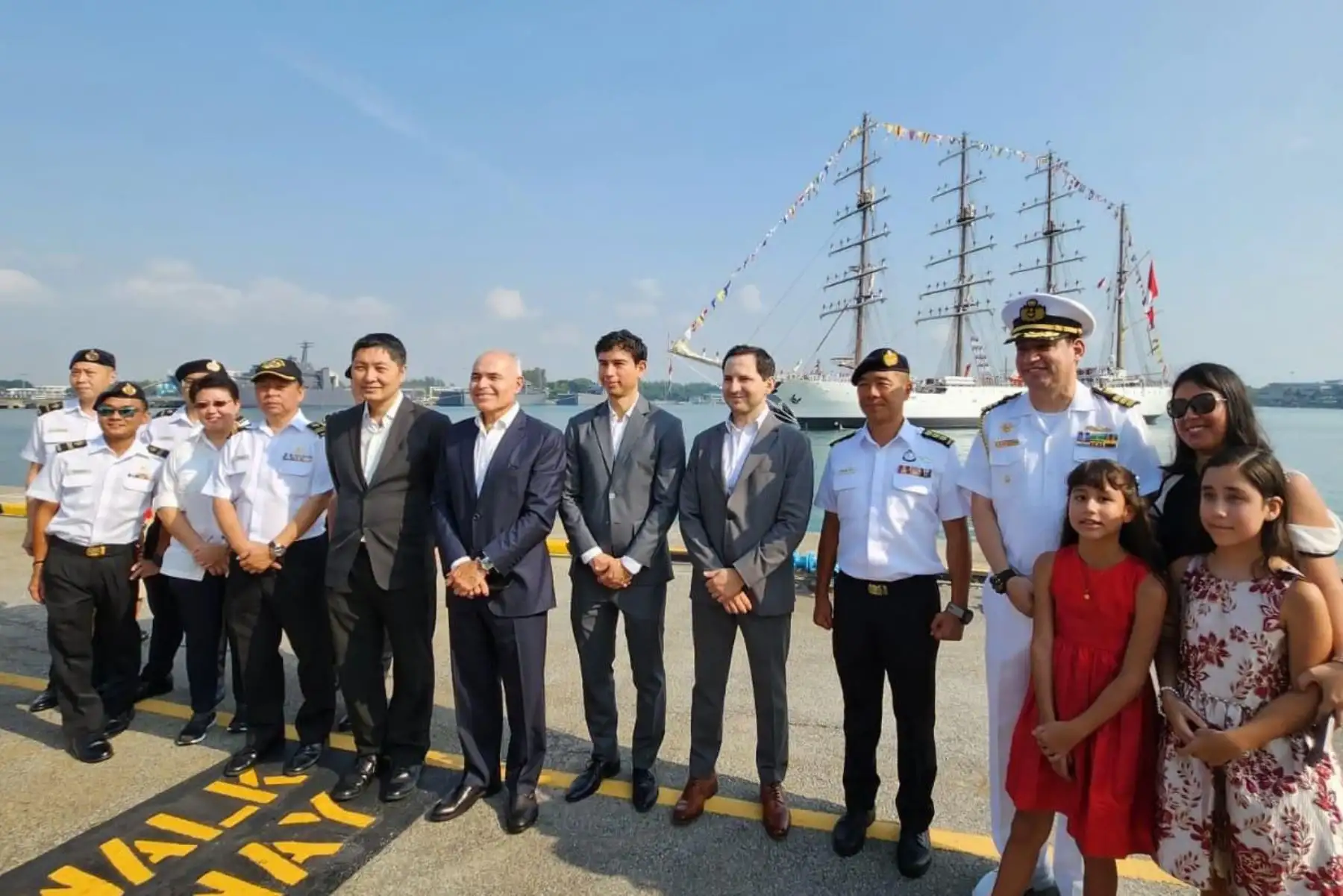 A su arribo a dicha ciudad, el Comandante de la unidad naval, Capitán de Navío José Luis Arce Corzo recibió a bordo al Embajador del Perú en Singarpur, Carlos Vásquez, al Agregado de Defensa Adjunto a la Embajada del Perú en la República de Singapur, Capitán de Fragata Luis Nalvarte Malaga y representantes militares de la Armada de Singarpur, quienes recorrieron el buque y apreciaron sus capacidades; así como las muestras itinerantes. Foto: difusión