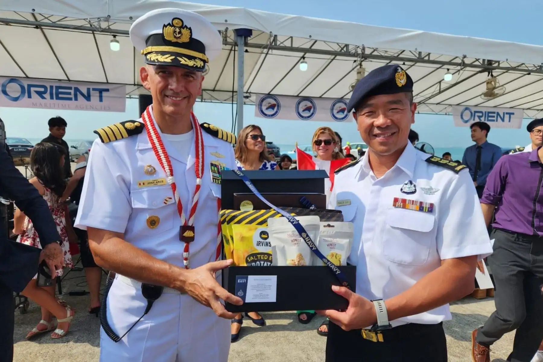 A su arribo a dicha ciudad, el Comandante de la unidad naval, Capitán de Navío José Luis Arce Corzo recibió a bordo al Embajador del Perú en Singarpur, Carlos Vásquez, al Agregado de Defensa Adjunto a la Embajada del Perú en la República de Singapur, Capitán de Fragata Luis Nalvarte Malaga y representantes militares de la Armada de Singapur, quienes recorrieron el buque y apreciaron sus capacidades; así como las muestras itinerantes. Foto: difusión