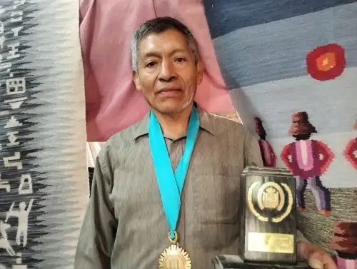 Con la distinción Personalidad Meritoria de la Cultura, el Ministerio de Cultura reconoció la importante labor del artesano ayacuchano Ezequiel Gómez Quispe. Foto: Frank Tacuri