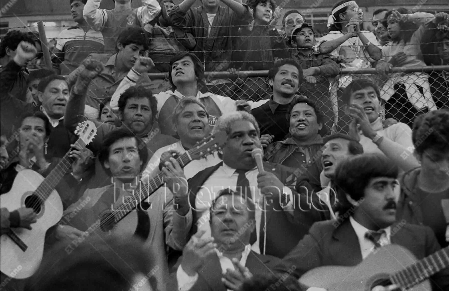 Lima - 23 junio 1985 / Arturo "Zambo" Cavero y el maestro Pepe Torres alienta en el Estadio Nacional a la selección peruana de fútbol que enfrente a Argentina por las eliminatorias para el mundial de México 86. / Foto: Archivo Histórico de El Peruano