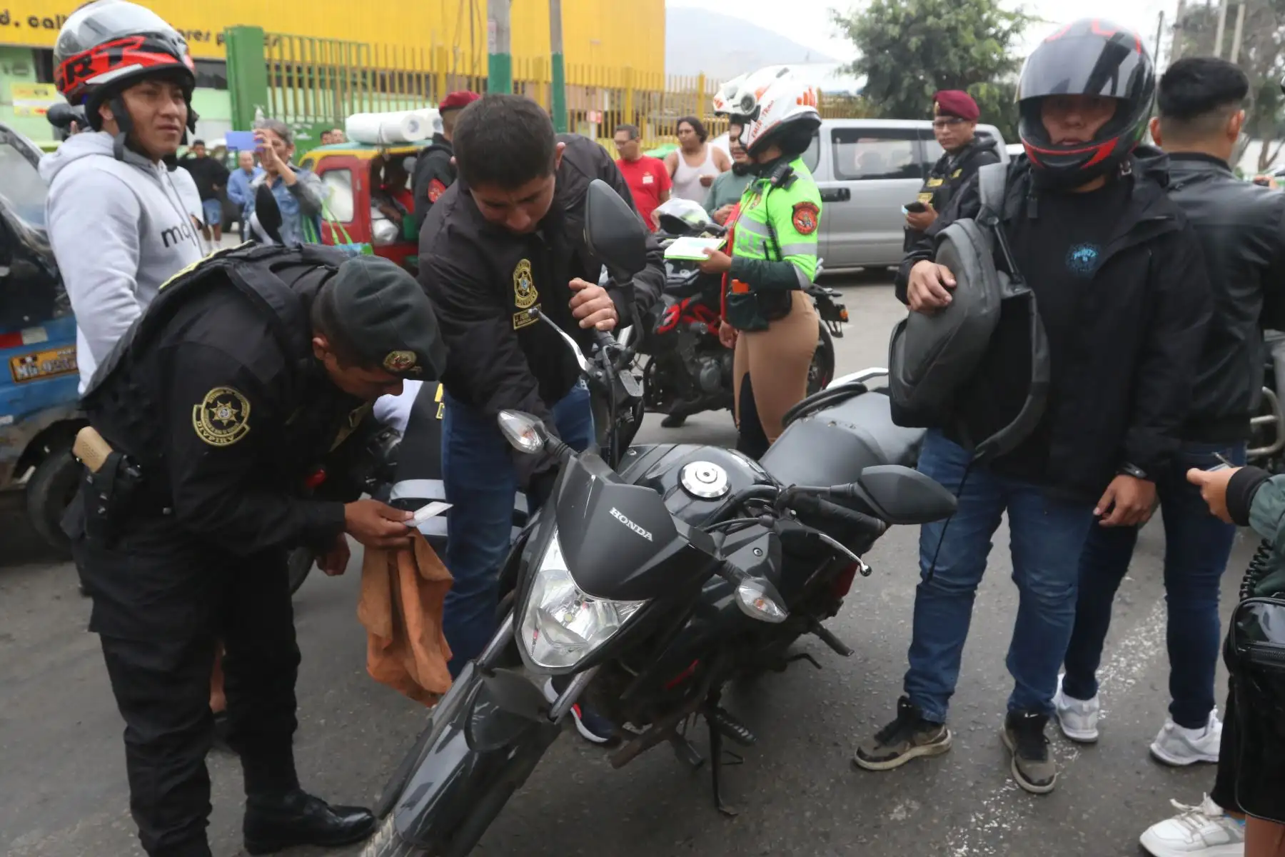 Operativo, SATURACIÓN POR ESTADO DE EMERGENCIA, dónde se identificó a vehículos que infringen el Reglamento Nacional de Tránsito y se identifica a personas con requisitorias con el fin de contrarrestar los altos índices de Criminalidad y otros.
FOTO:ANDINA/Héctor Vinces