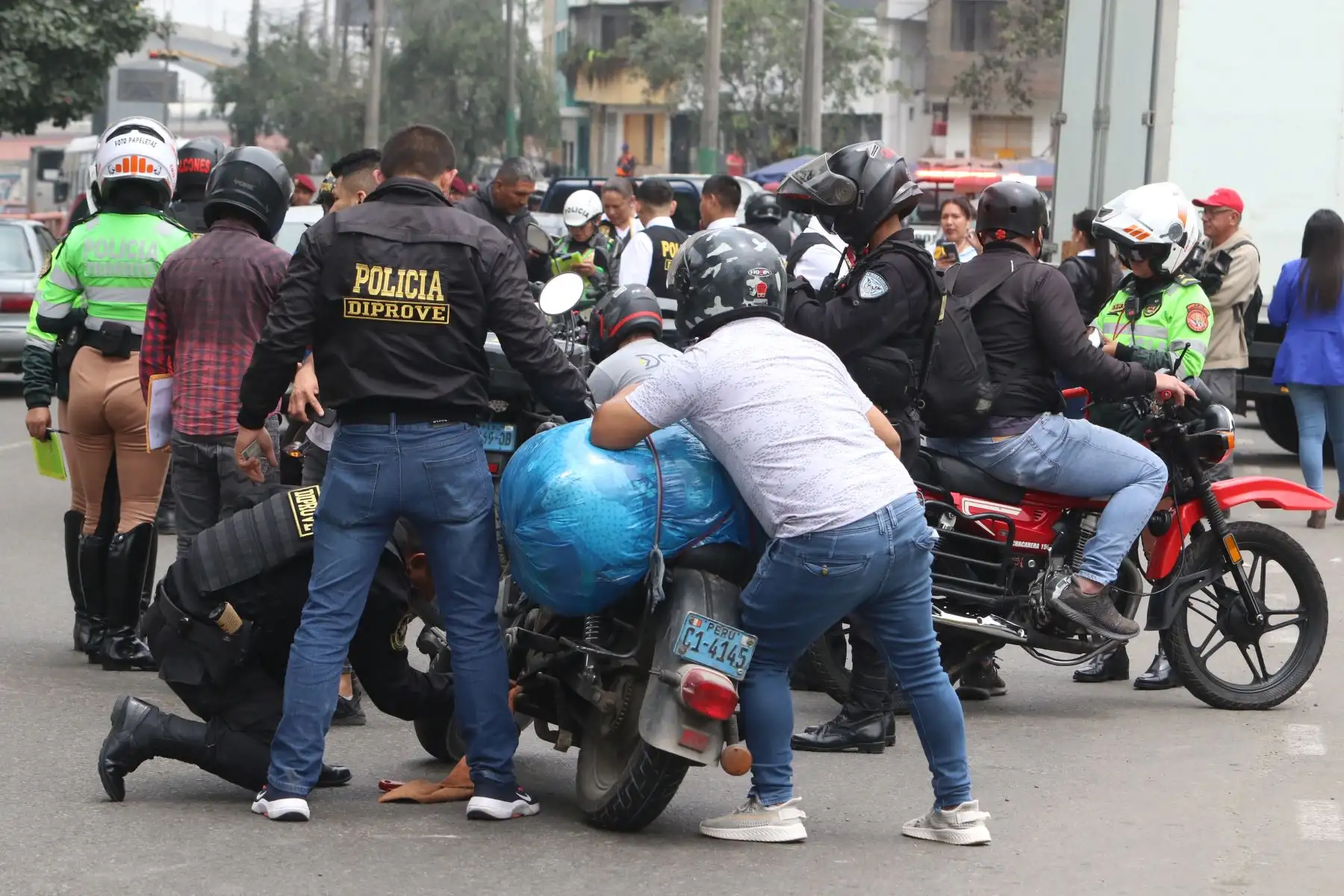 Operativo, SATURACIÓN POR ESTADO DE EMERGENCIA, dónde se identificó a vehículos que infringen el Reglamento Nacional de Tránsito y se identifica a personas con requisitorias con el fin de contrarrestar los altos índices de Criminalidad y otros.
FOTO:ANDINA/Héctor Vinces
