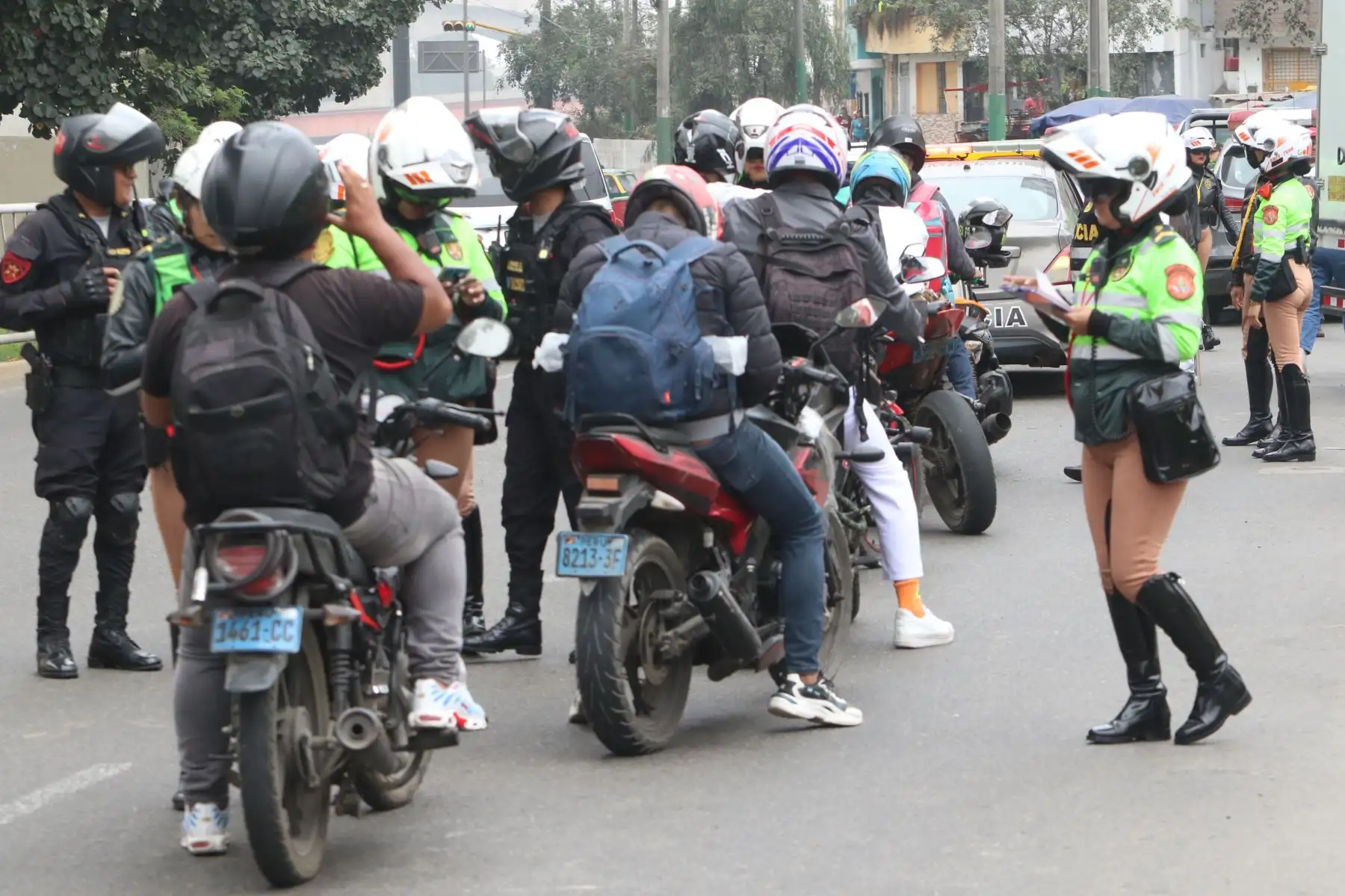 Operativo, SATURACIÓN POR ESTADO DE EMERGENCIA, dónde se identificó a vehículos que infringen el Reglamento Nacional de Tránsito y se identifica a personas con requisitorias con el fin de contrarrestar los altos índices de Criminalidad y otros.
FOTO:ANDINA/Héctor Vinces