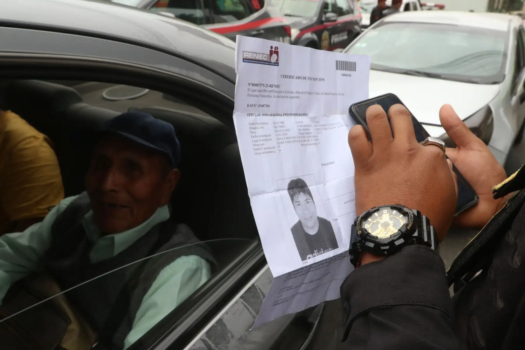 Coronel Gerardo Martin Araujo de la División de Tránsito y Seguridad Vial, ejecuto Operativo, SATURACIÓN POR ESTADO DE EMERGENCIA, dónde se identifico a vehículos que infringen el Reglamento Nacional de Tránsito y se identifica a personas con requisitorias con el fin de contrarrestar los altos índices de Criminalidad y otros.
FOTO:ANDINA/Héctor Vinces