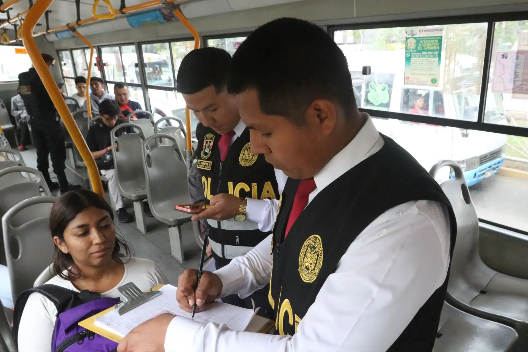 Operativo, SATURACIÓN POR ESTADO DE EMERGENCIA, dónde se identificó a vehículos que infringen el Reglamento Nacional de Tránsito y se identifica a personas con requisitorias con el fin de contrarrestar los altos índices de Criminalidad y otros.
FOTO:ANDINA/Héctor Vinces