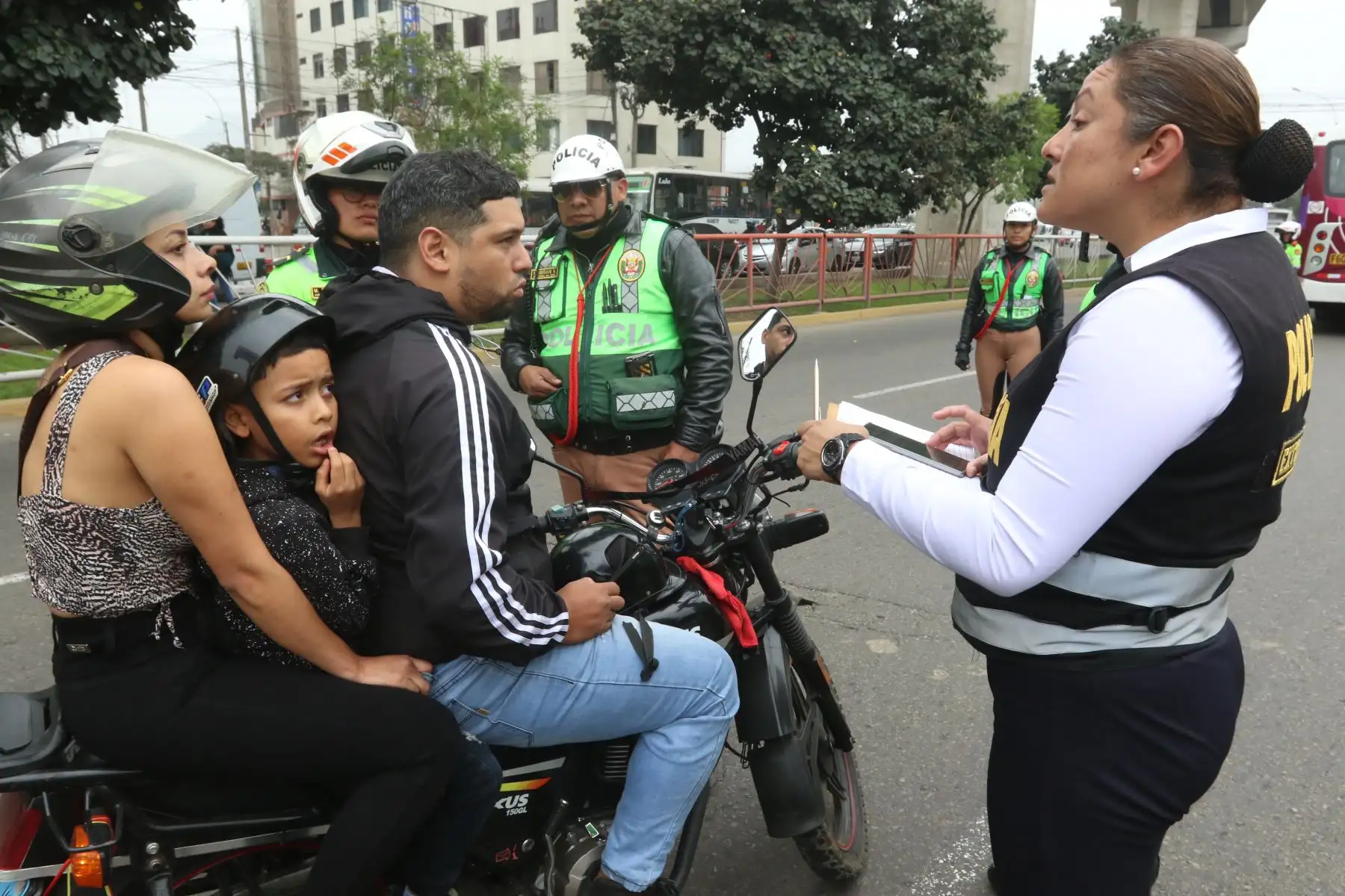 Operativo, SATURACIÓN POR ESTADO DE EMERGENCIA, dónde se identificó a vehículos que infringen el Reglamento Nacional de Tránsito y se identifica a personas con requisitorias con el fin de contrarrestar los altos índices de Criminalidad y otros.
FOTO:ANDINA/Héctor Vinces