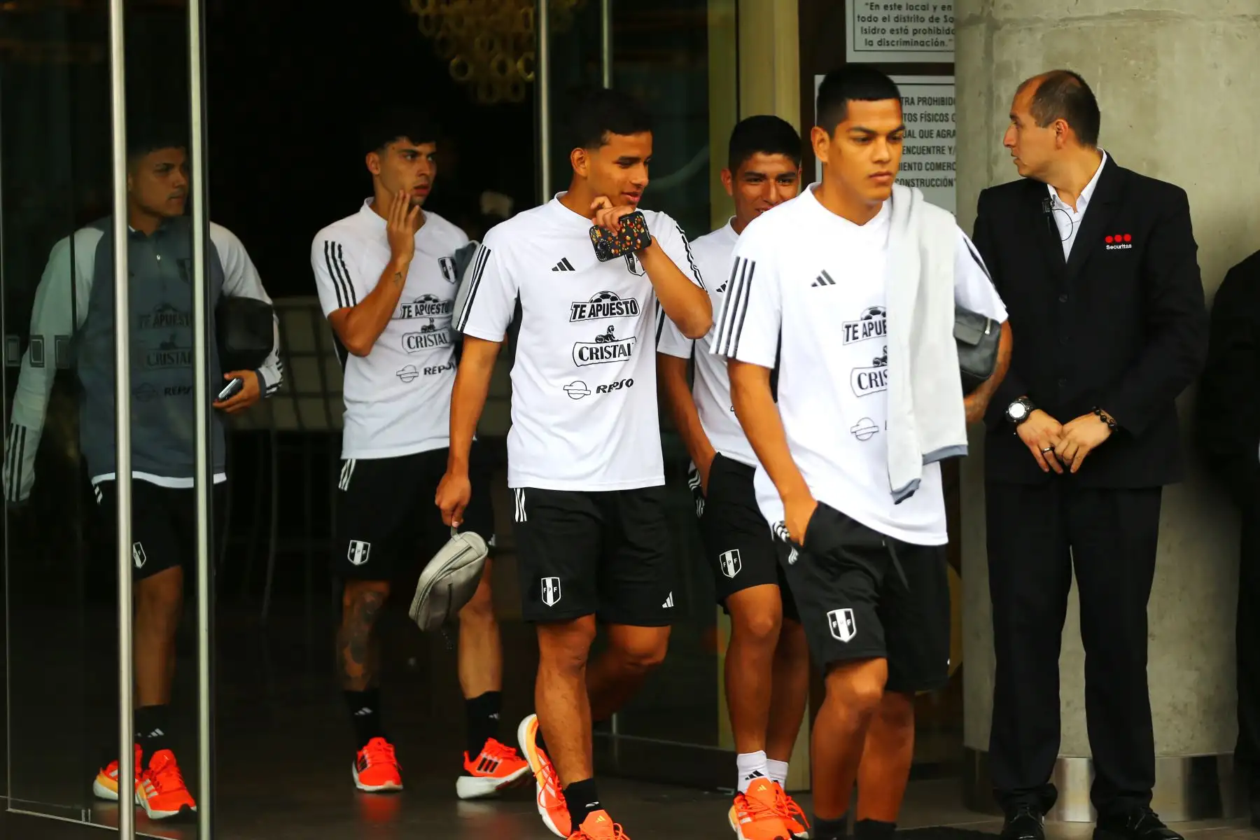 Selección Peruana sale del hotel Hyatt Centryc y se dirige a La Videna para realizar entrenamientos con miras al partido ante la Selección de Chile por las Eliminatorias 2023. En la imagen, los jugadores Jhilmar Lora y Joao Grimaldo.
Foto: ANDINA/ Eddy Ramos