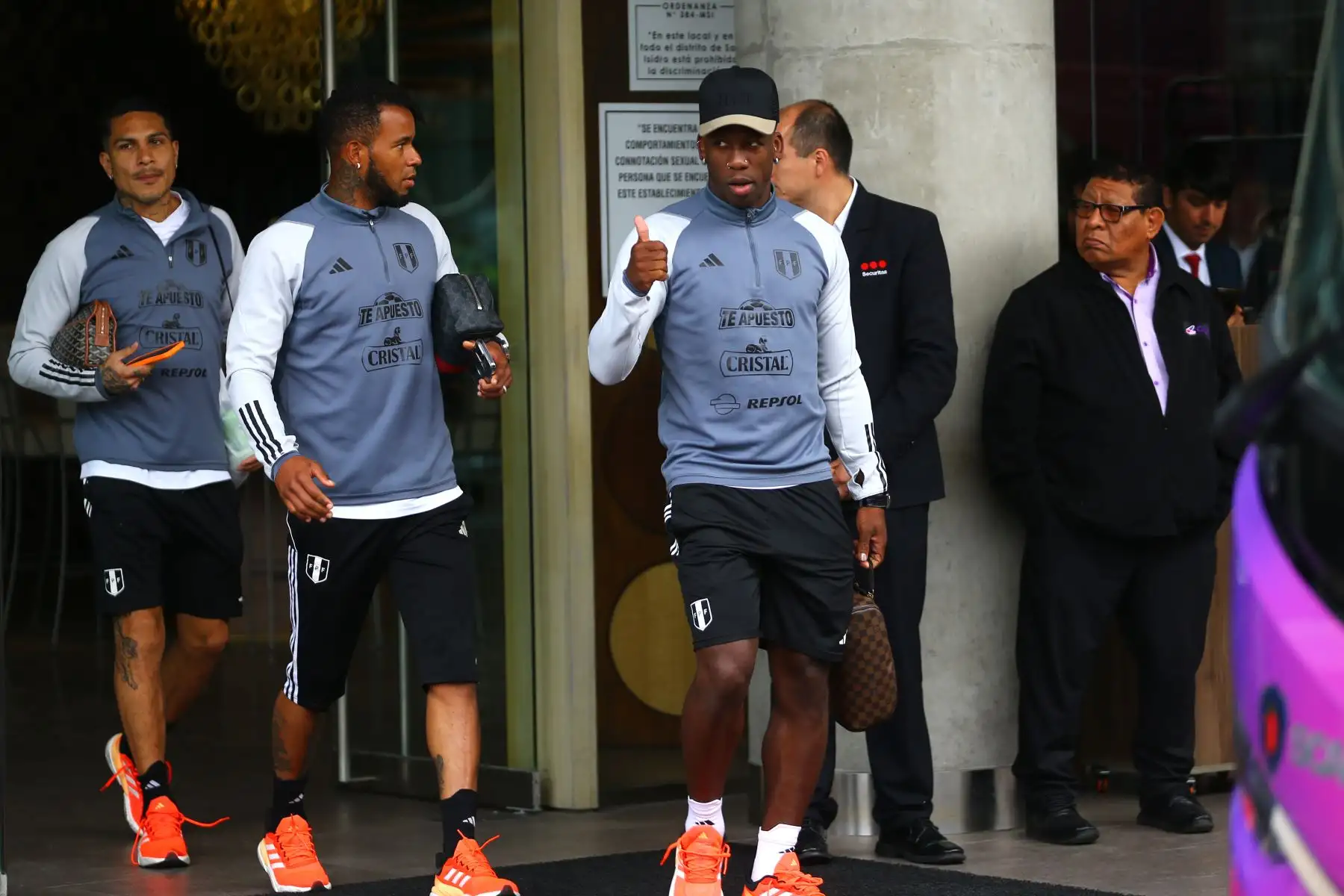 Selección Peruana sale del hotel Hyatt Centryc y se dirige a La Videna para realizar entrenamientos con miras al partido ante la Selección de Chile por las Eliminatorias 2023. En la imagen, Luis Andíncula y Paolo Guerrero.
Foto: ANDINA/ Eddy Ramos