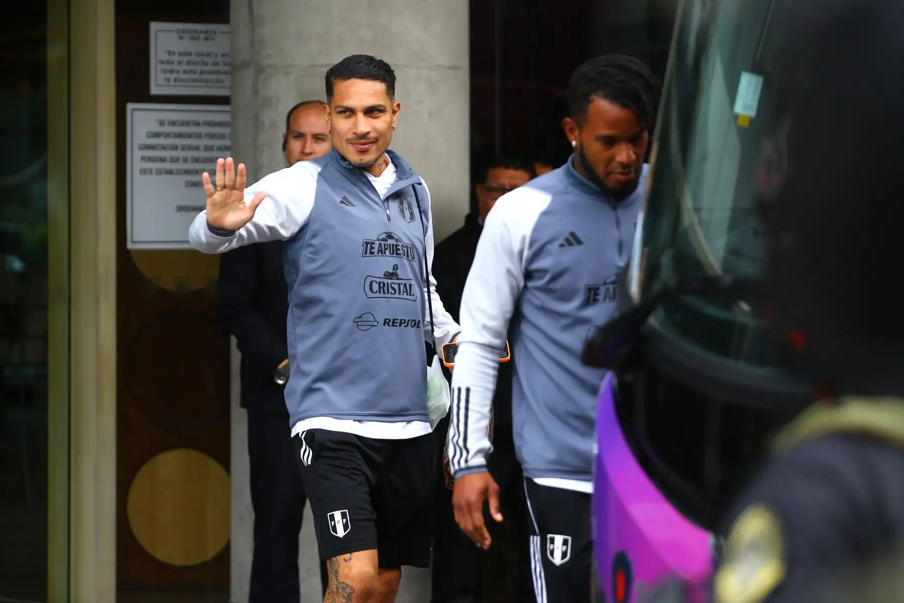 Selección Peruana sale del hotel Hyatt Centryc y se dirige a La Videna para realizar entrenamientos con miras al partido ante la Selección de Chile por las Eliminatorias 2023. En la imagen, el jugador Paolo Guerrero.
Foto: ANDINA/ Eddy Ramos