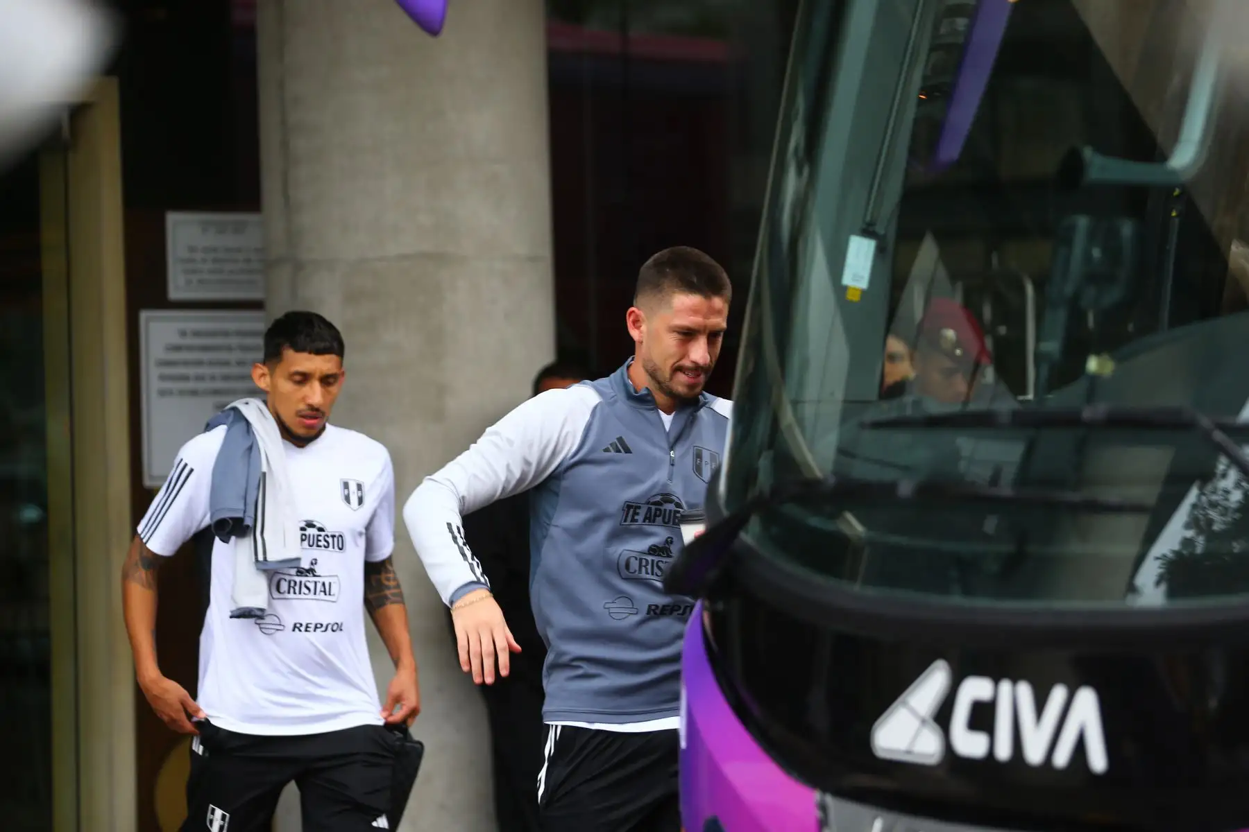 Selección Peruana sale del hotel Hyatt Centryc y se dirige a Videna para realizar entrenamientos con miras al partido ante la Selección de Chile por las Eliminatorias 2023. Foto: ANDINA/ Eddy Ramos