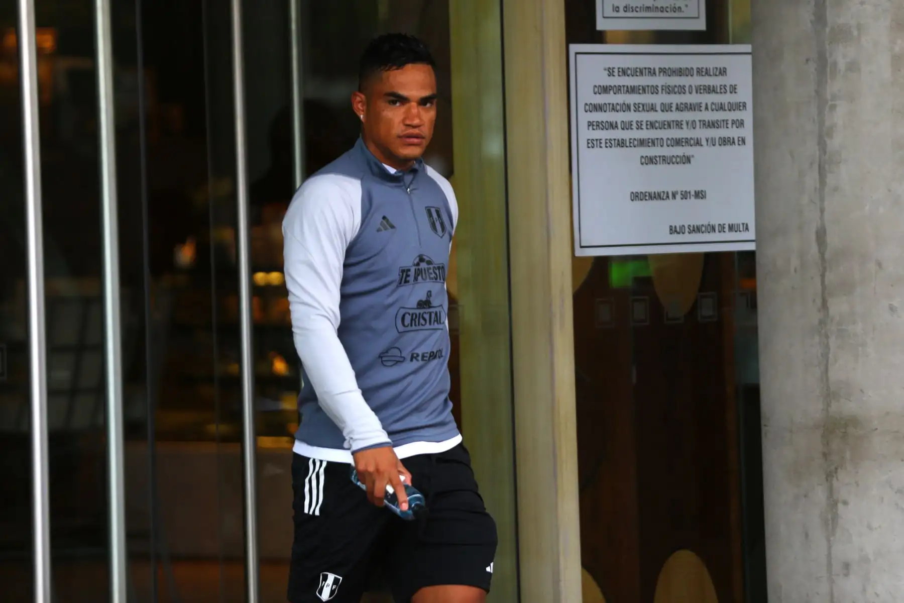 Selección Peruana sale del hotel Hyatt Centryc y se dirige a La Videna para realizar entrenamientos con miras al partido ante la Selección de Chile por las Eliminatorias 2023. En la imagen, el futbolista, Anderson Santamaría.
Futbolista peruano

Foto: ANDINA/ Eddy Ramos