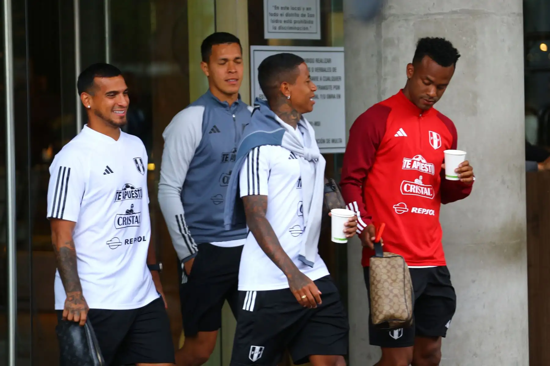 Selección Peruana sale del hotel Hyatt Centryc y se dirige a La Videna para realizar entrenamientos con miras al partido ante la Selección de Chile por las Eliminatorias 2023.En la imagen, los jugadores Miguel Trauco y Andy Polo.
Foto: ANDINA/ Eddy Ramos