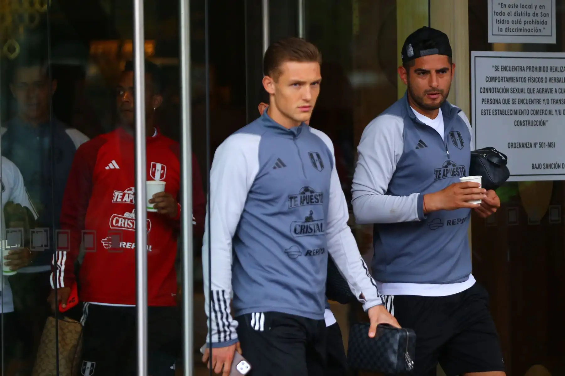 Selección Peruana sale del hotel Hyatt Centryc y se dirige a La Videna para realizar entrenamientos con miras al partido ante la Selección de Chile por las Eliminatorias 2023.En la imagen, Oliver Sonne, quien se desempeña como defensor y su actual club es Silkeborg IF. 
Foto:ANDINA/Eddy Ramos